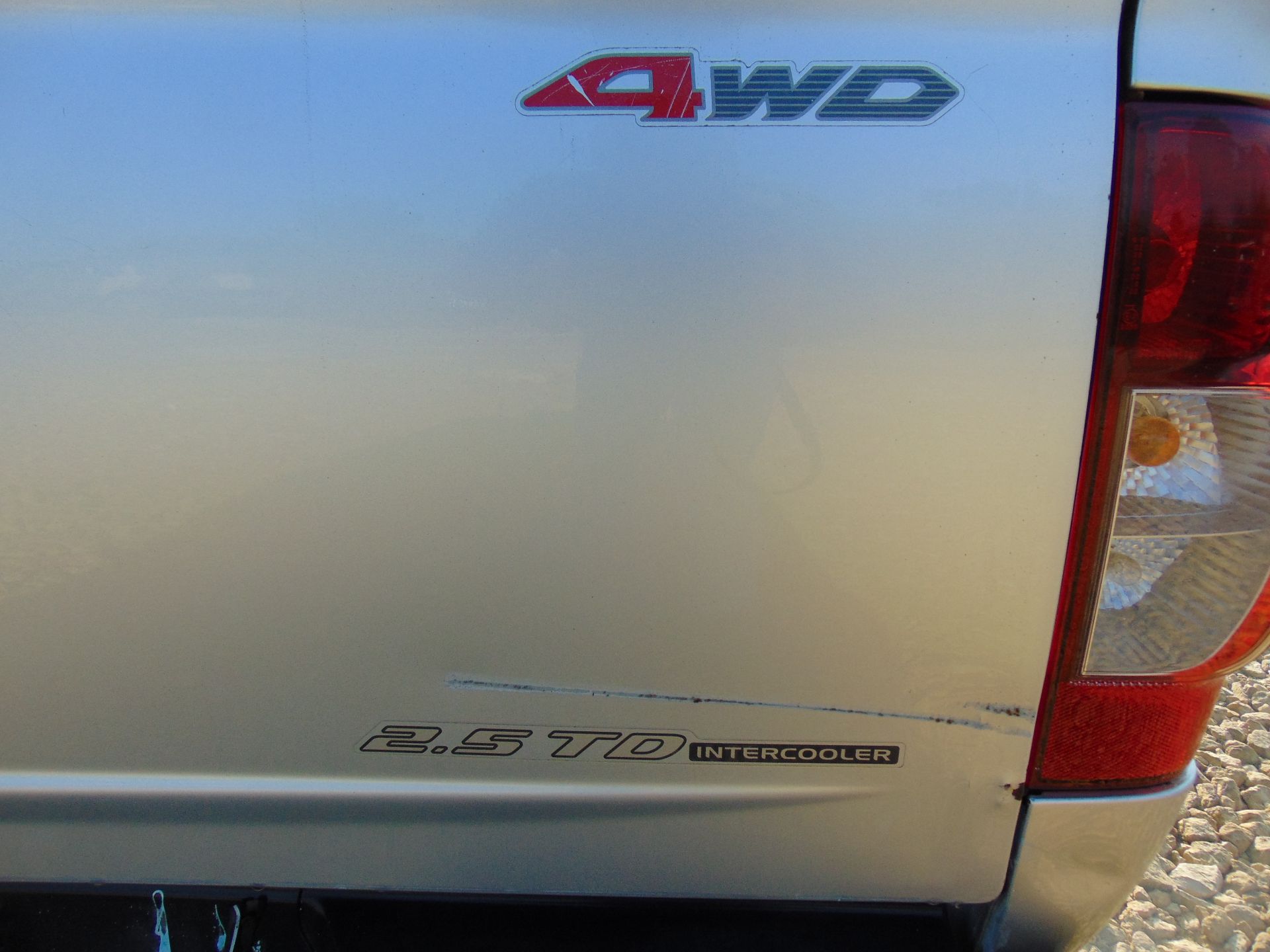 Isuzu D-Max Double Cab 2.5 Turbo Diesel 4 x 4 complete with twin rear dog cage fitted - Image 9 of 20