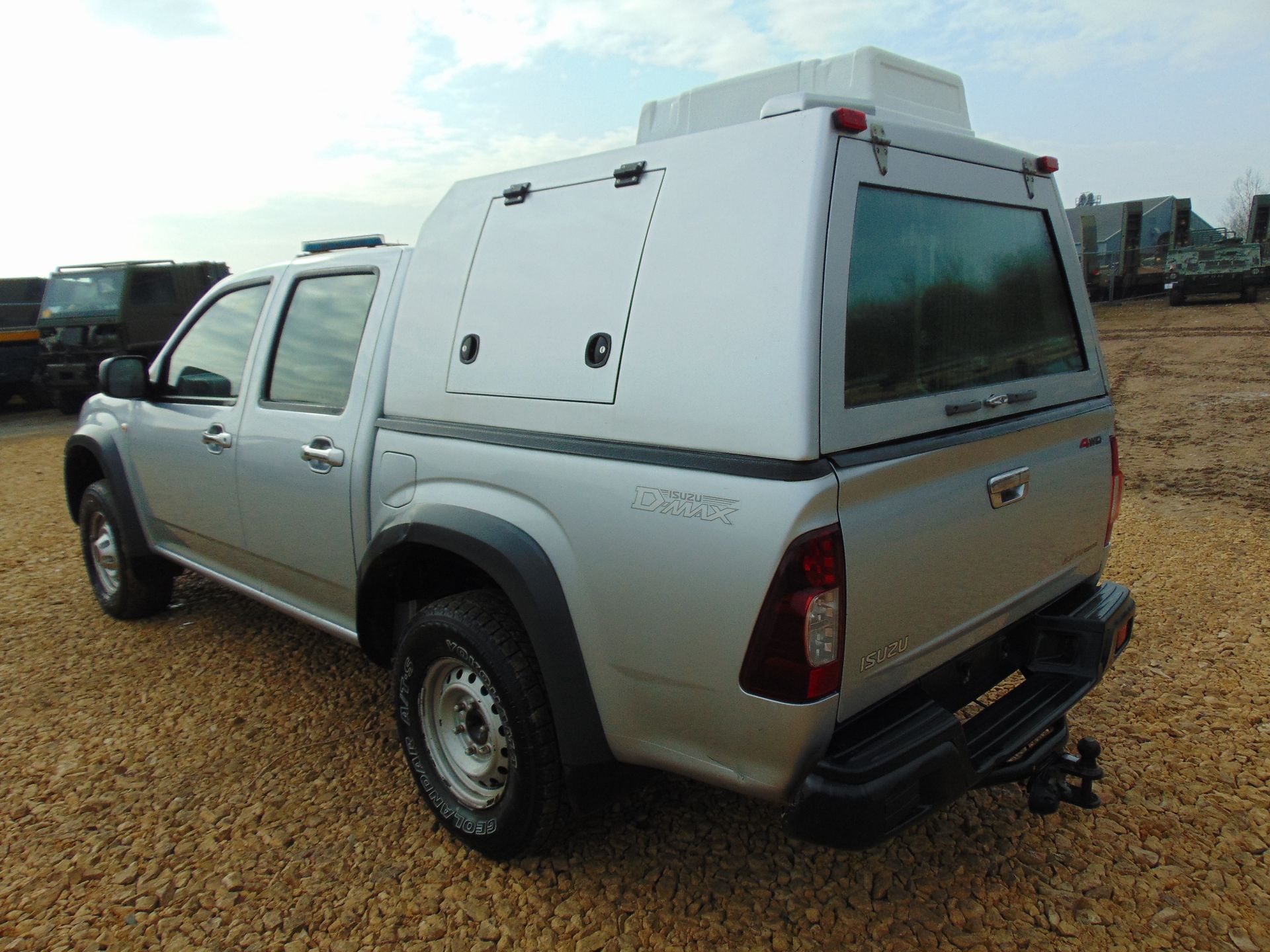 Isuzu D-Max Double Cab 2.5 Turbo Diesel 4 x 4 complete with twin rear dog cage fitted - Image 8 of 20