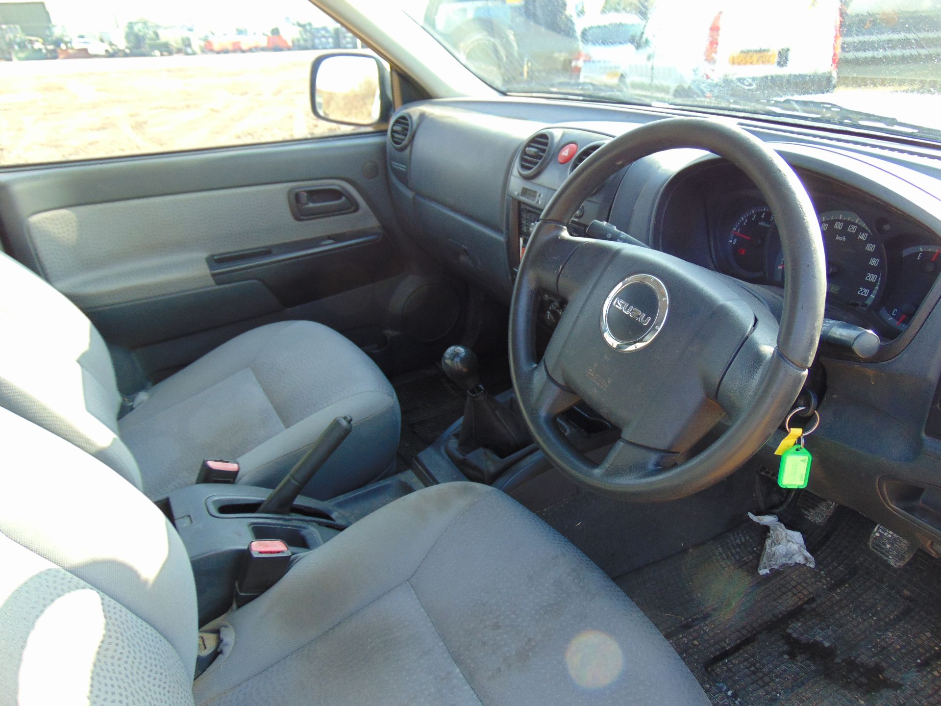 Isuzu D-Max Double Cab 2.5 Turbo Diesel 4 x 4 complete with twin rear dog cage fitted - Image 12 of 20