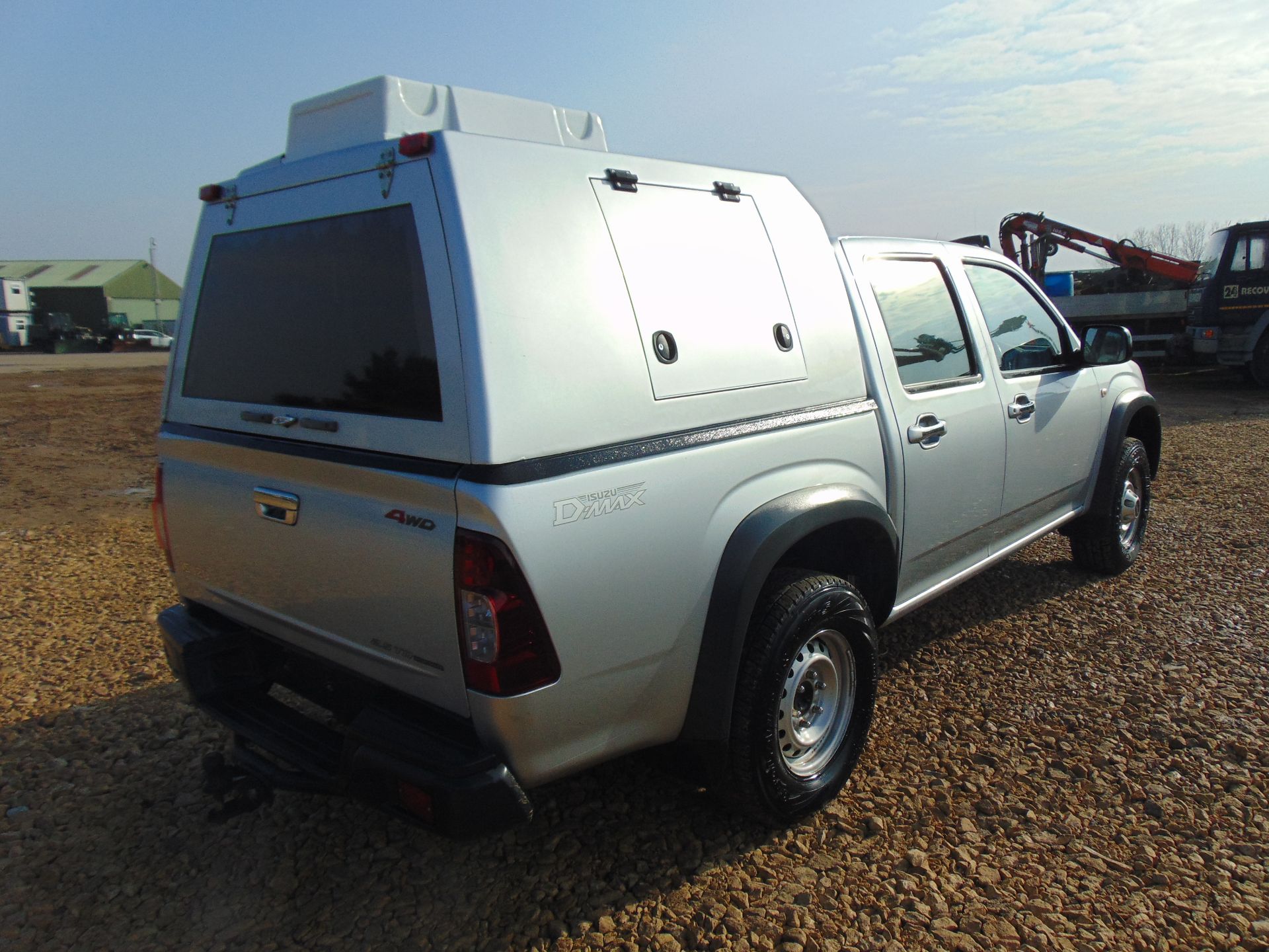 Isuzu D-Max Double Cab 2.5 Turbo Diesel 4 x 4 complete with twin rear dog cage fitted - Image 6 of 21