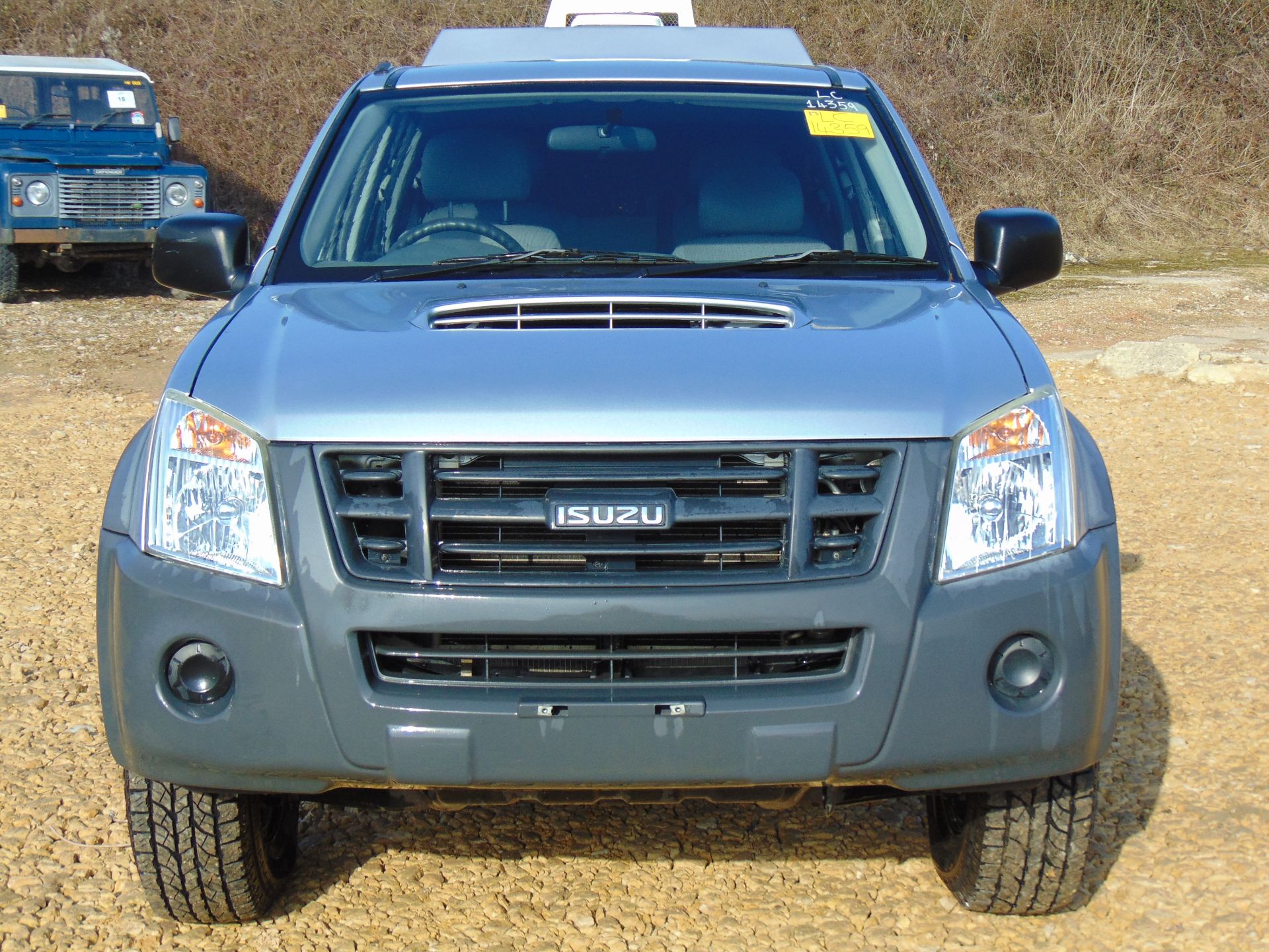 Isuzu D-Max Double Cab 2.5 Turbo Diesel 4 x 4 complete with twin rear dog cage fitted - Image 2 of 21