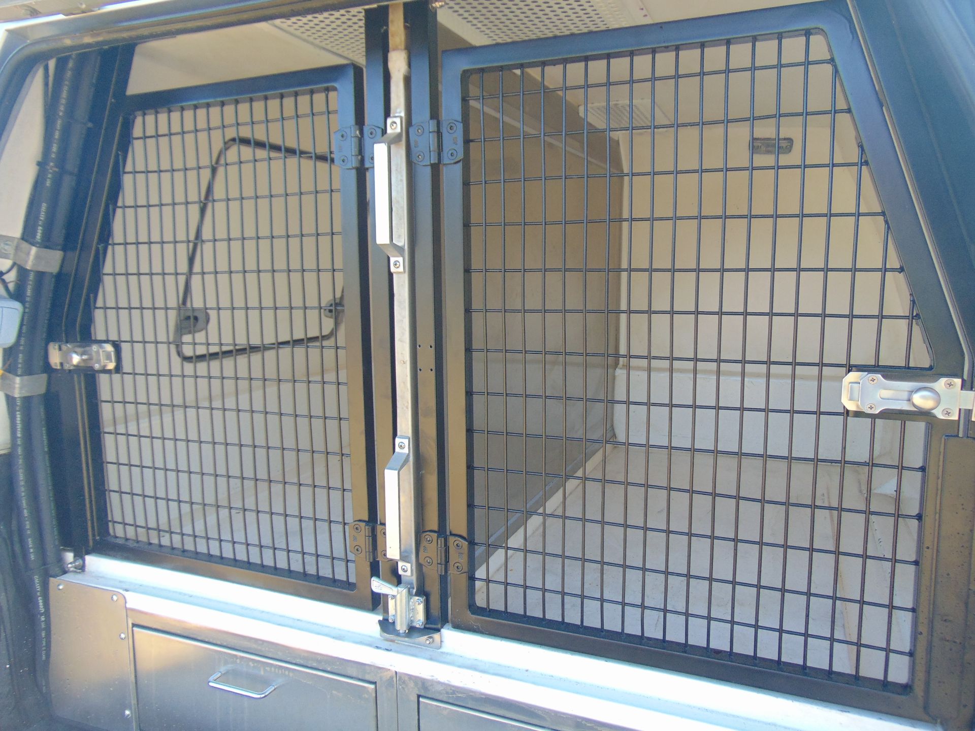 Isuzu D-Max Double Cab 2.5 Turbo Diesel 4 x 4 complete with twin rear dog cage fitted - Image 18 of 20