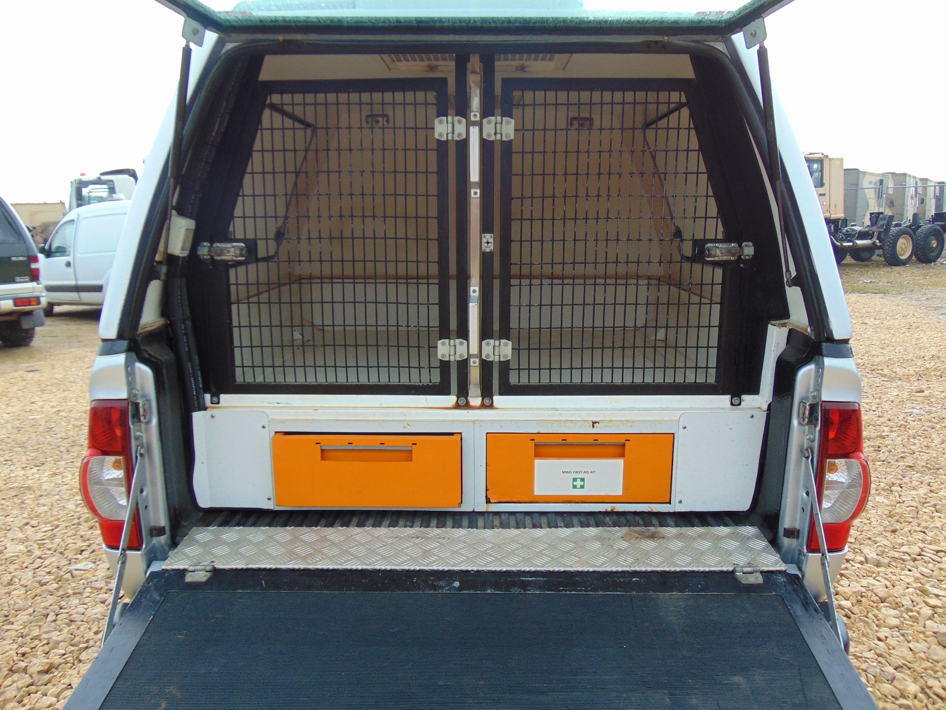 Isuzu D-Max Double Cab 2.5 Turbo Diesel 4 x 4 complete with twin rear dog cage fitted - Image 17 of 20