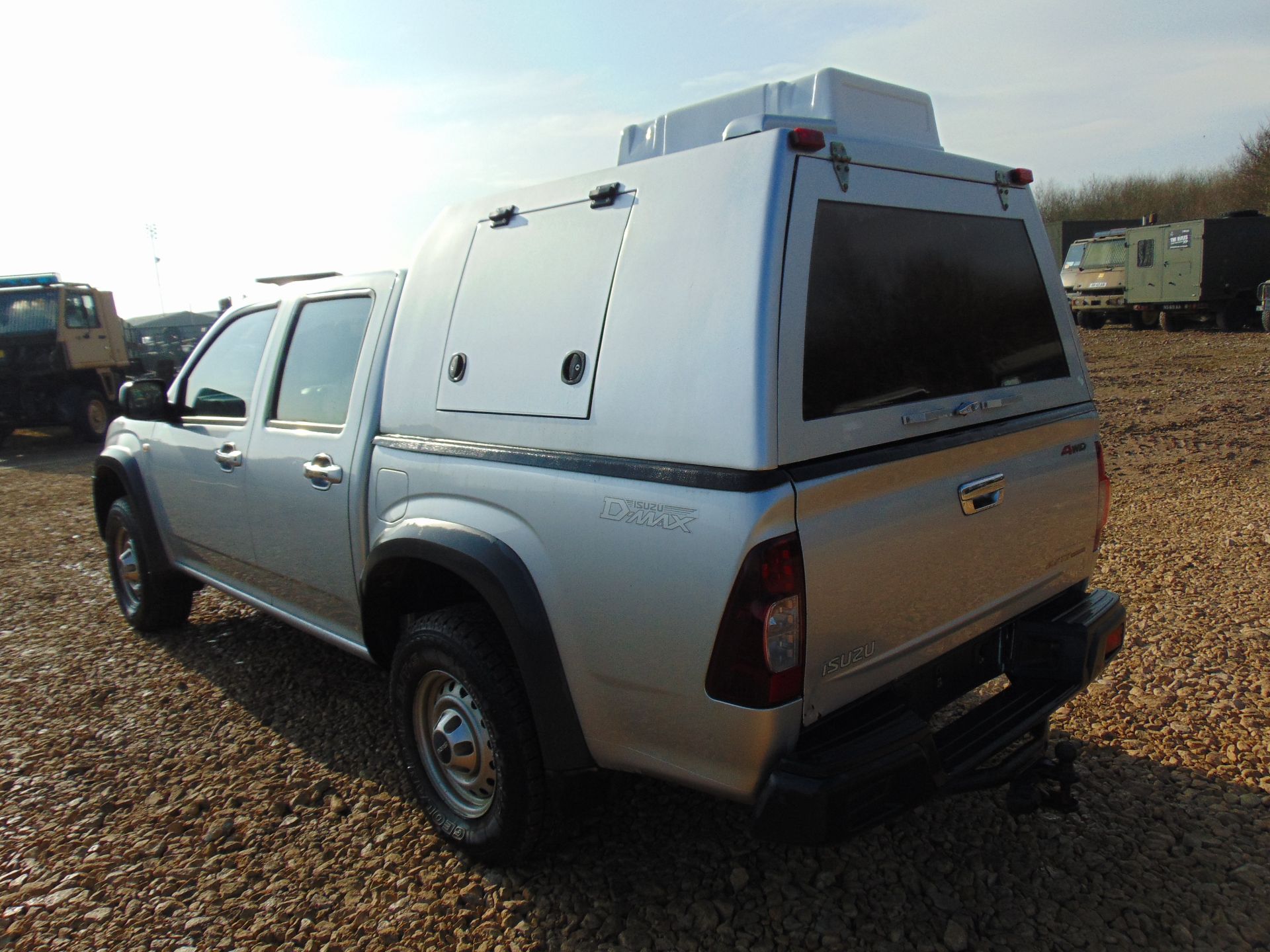 Isuzu D-Max Double Cab 2.5 Turbo Diesel 4 x 4 complete with twin rear dog cage fitted - Image 8 of 20