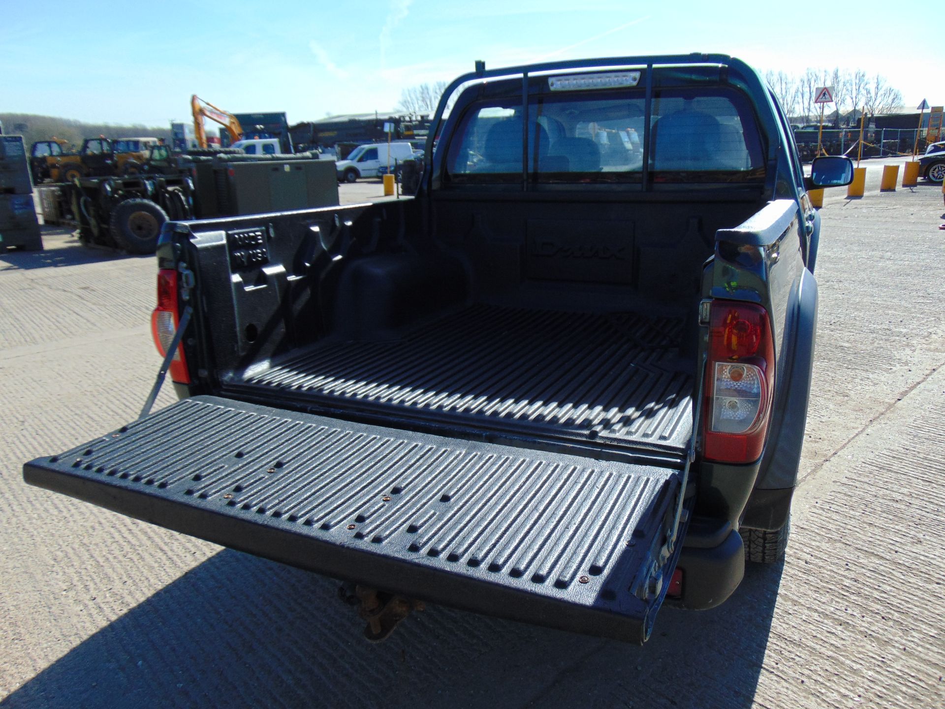 Isuzu D-Max Double Cab 2.5 Turbo Diesel 4 x 4 - Image 15 of 17