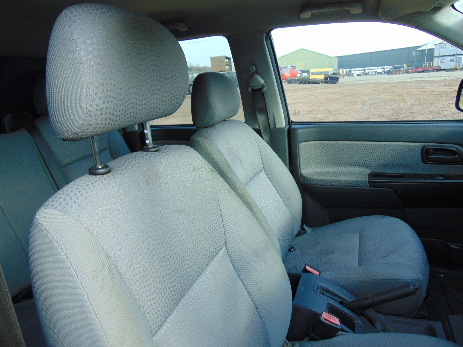 Isuzu D-Max Double Cab 2.5 Turbo Diesel 4 x 4 complete with twin rear dog cage fitted - Image 13 of 21