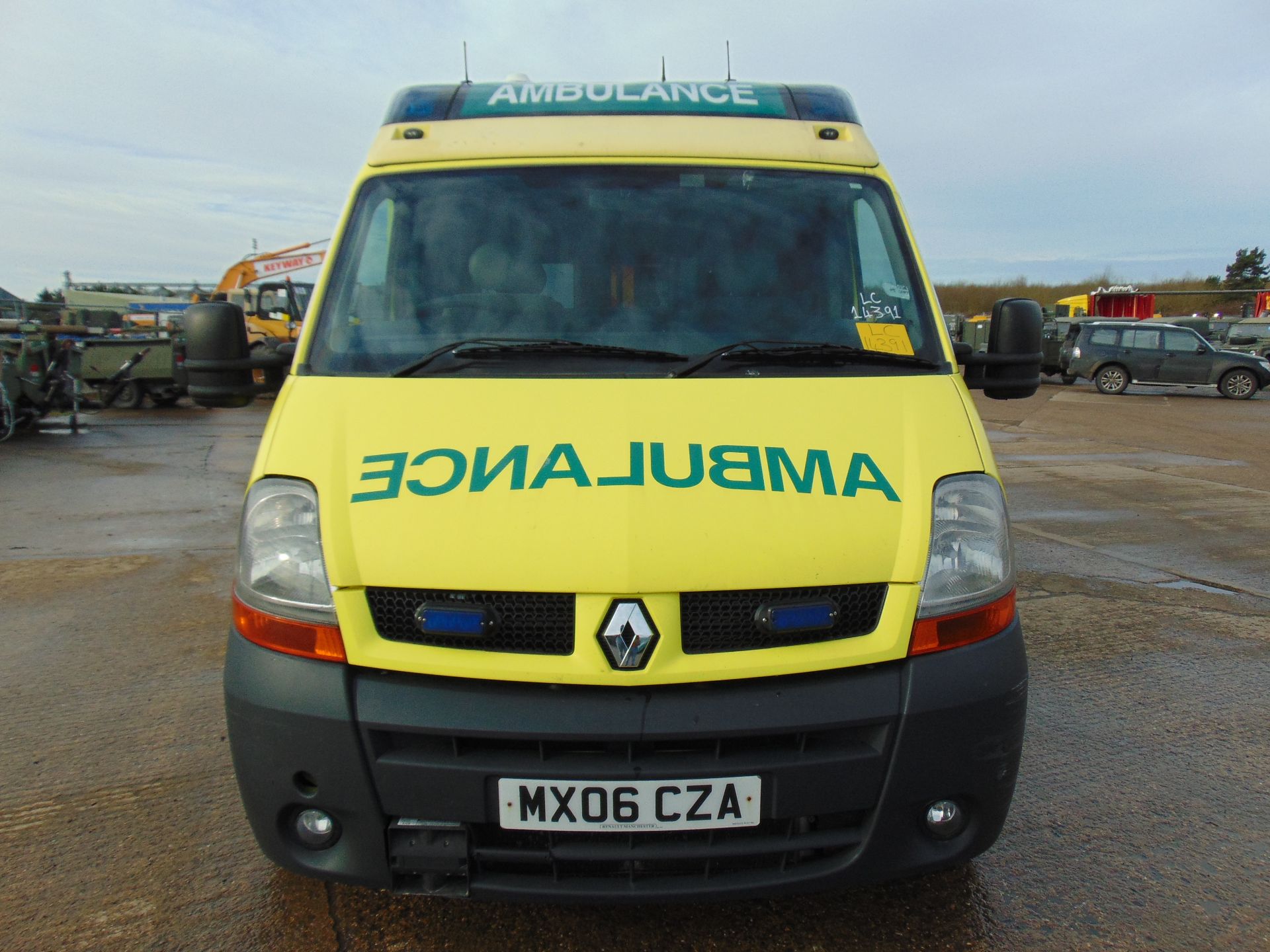 Renault Master 2.5 DCI ambulance - Image 2 of 19