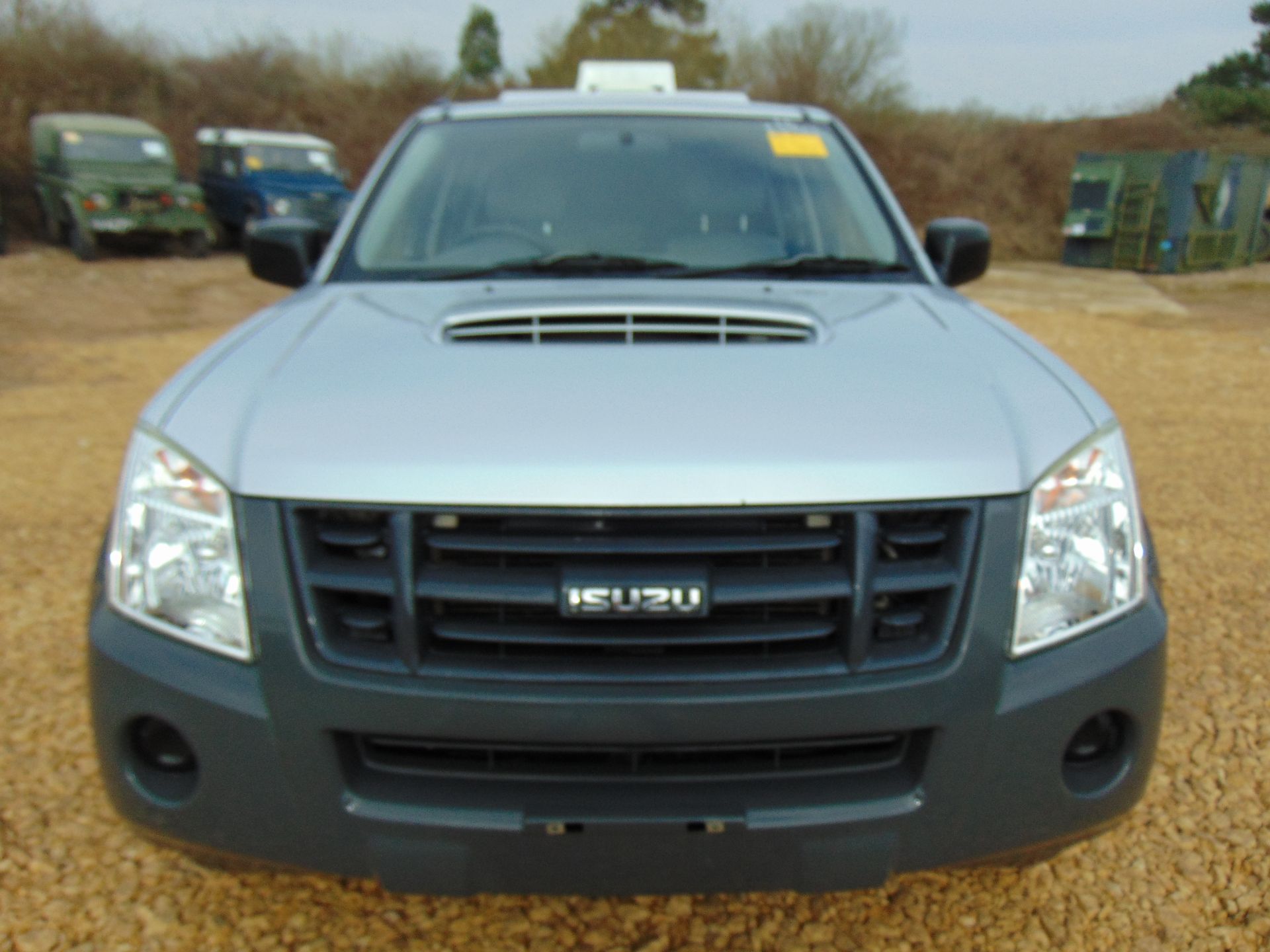 Isuzu D-Max Double Cab 2.5 Turbo Diesel 4 x 4 complete with twin rear dog cage fitted - Image 2 of 20