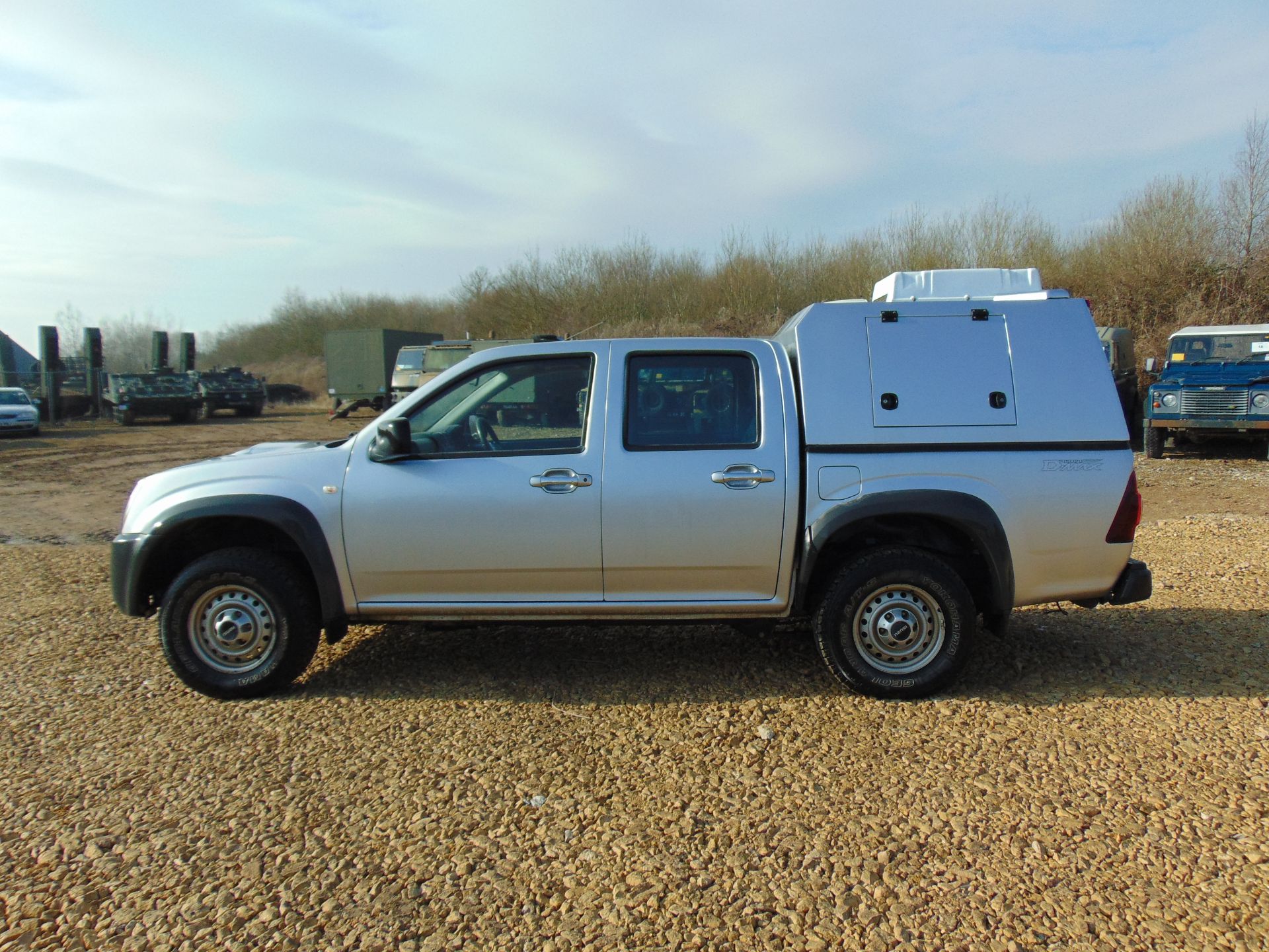 Isuzu D-Max Double Cab 2.5 Turbo Diesel 4 x 4 complete with twin rear dog cage fitted - Image 4 of 20