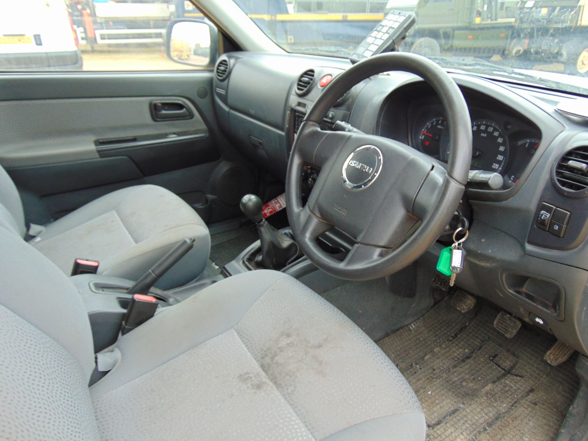 Isuzu D-Max Double Cab 2.5 Turbo Diesel 4 x 4 complete with twin rear dog cage fitted - Image 11 of 19