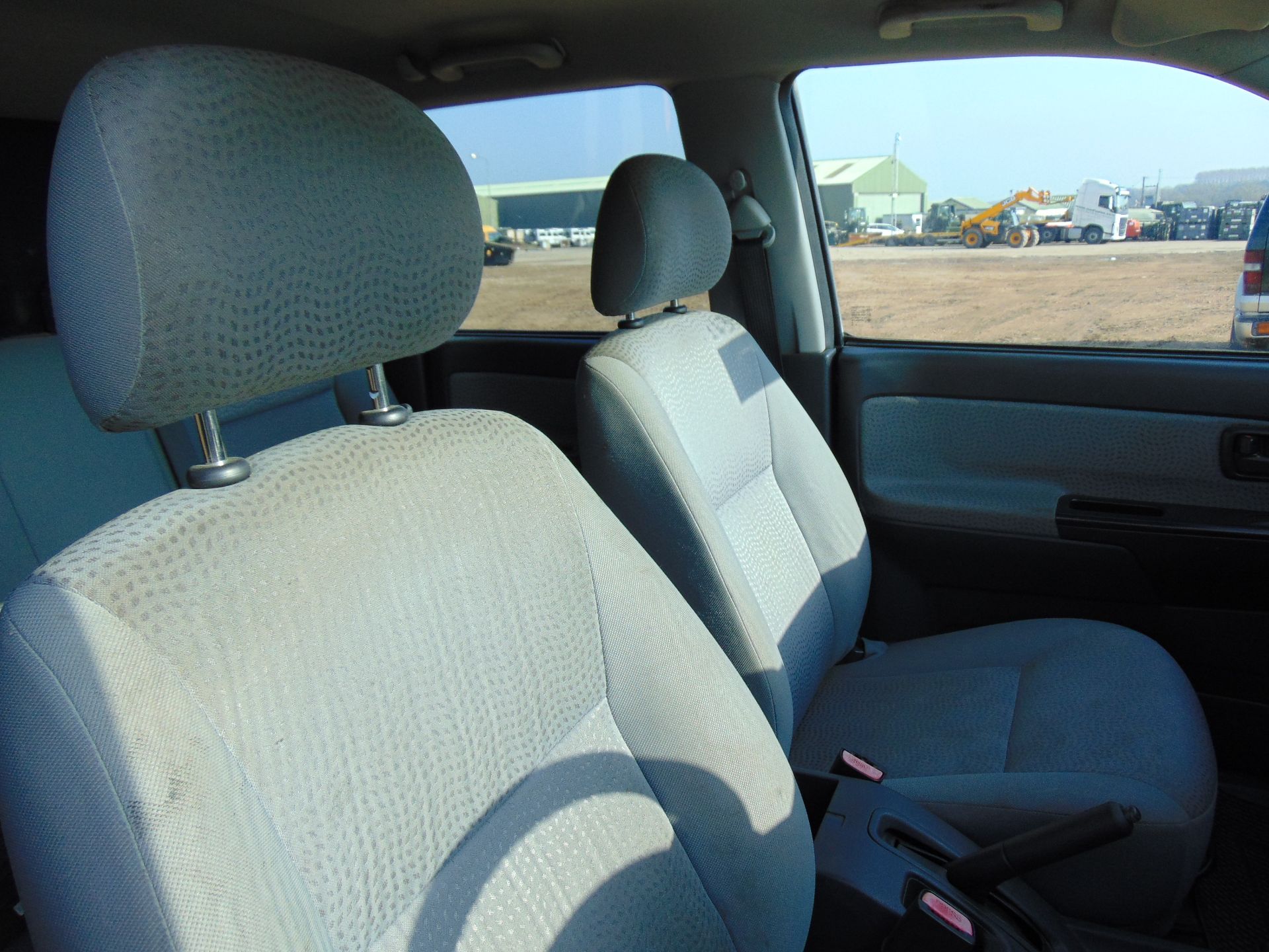 Isuzu D-Max Double Cab 2.5 Turbo Diesel 4 x 4 complete with twin rear dog cage fitted - Image 13 of 20