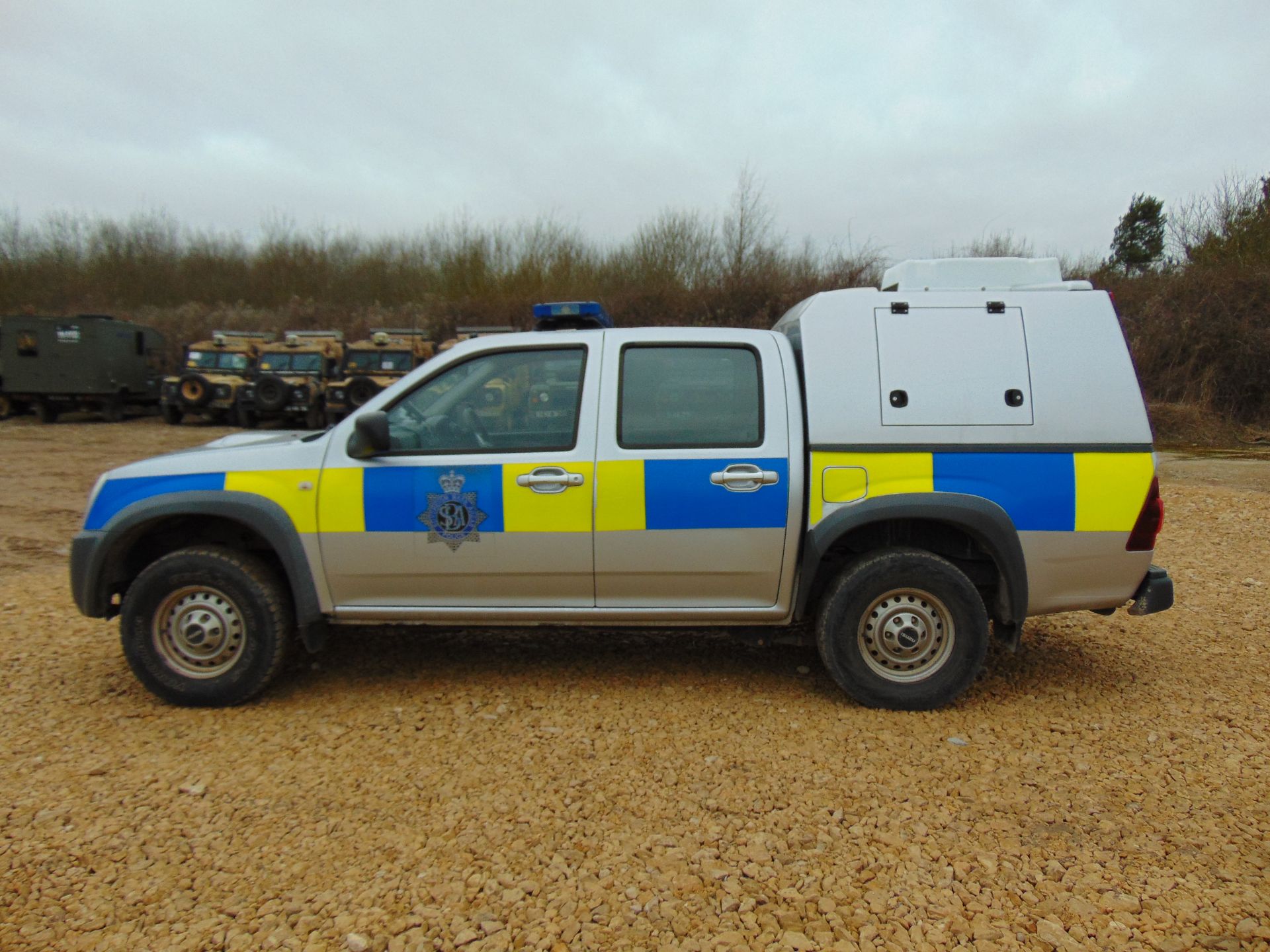 Isuzu D-Max Double Cab 2.5 Turbo Diesel 4 x 4 complete with twin rear dog cage fitted - Image 4 of 19