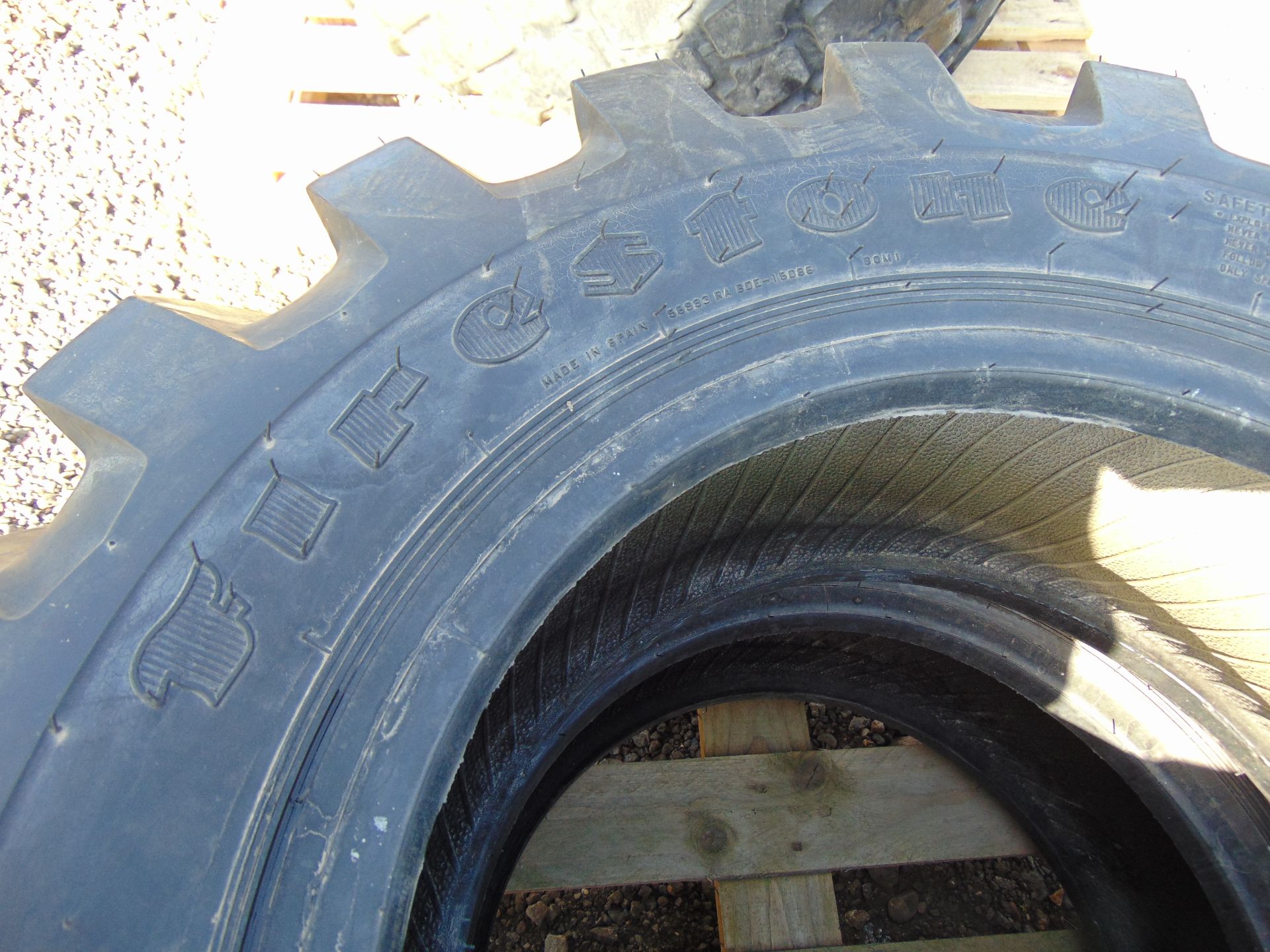 2 x Firestone Super Traction Loader 280/80-18 Tyres - Image 4 of 6