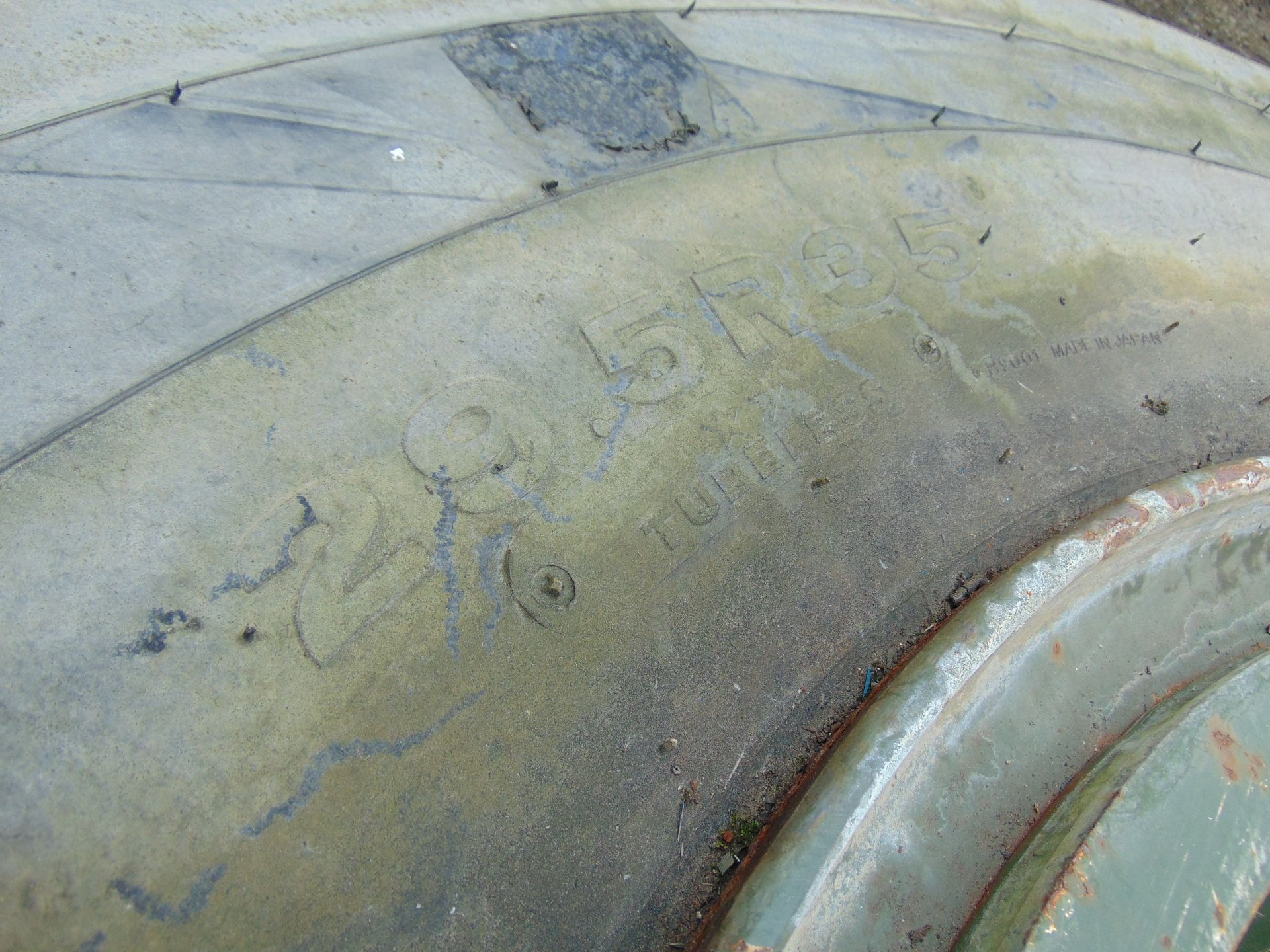 1 x Bridgestone V-Steel-R-Lug 29.5R35 Tyre complete with rim - Image 5 of 6