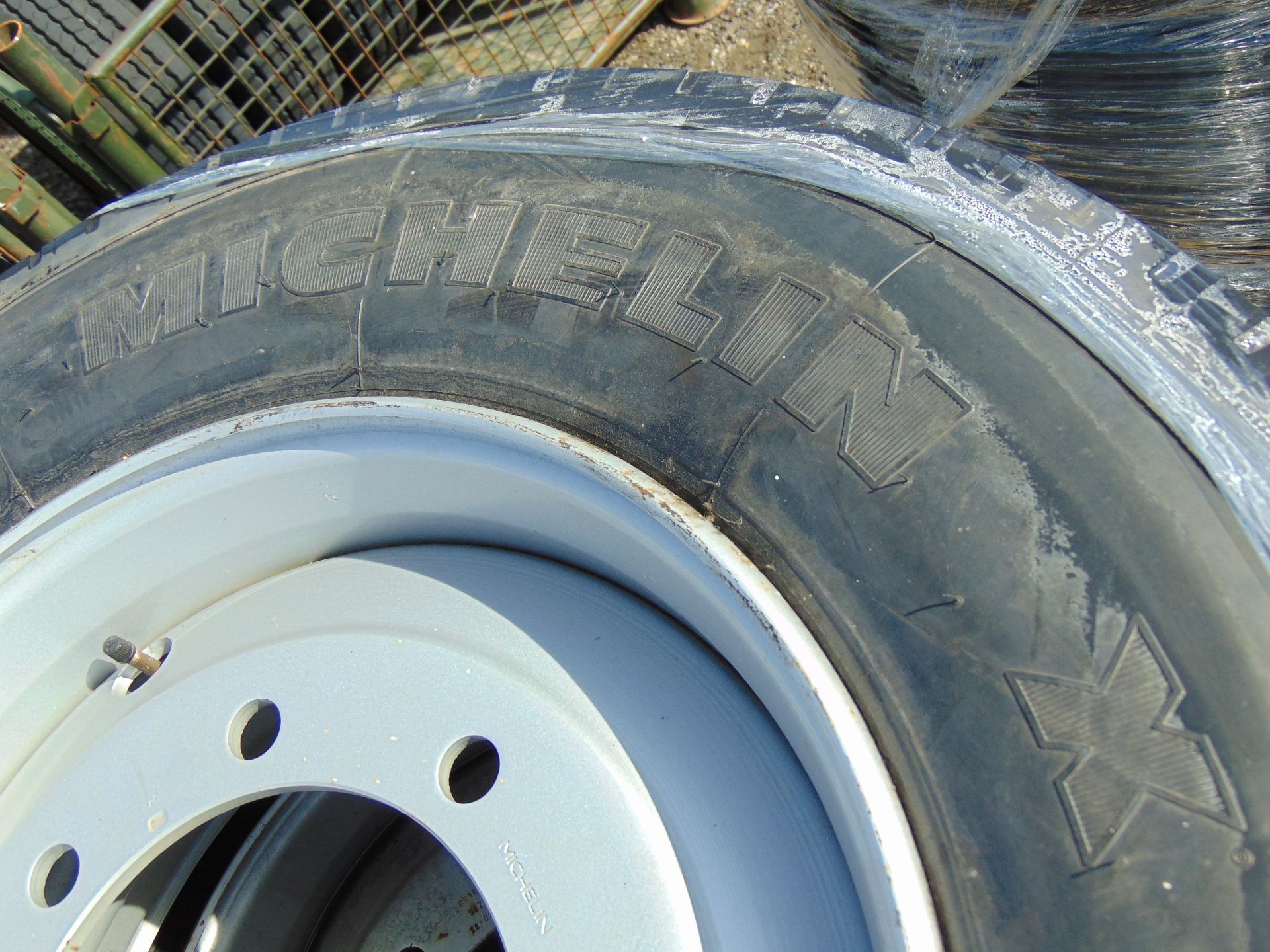 5 x Michelin XTE 2 285/70 R19.5 Tyres with 8 Stud Rims - Image 7 of 8