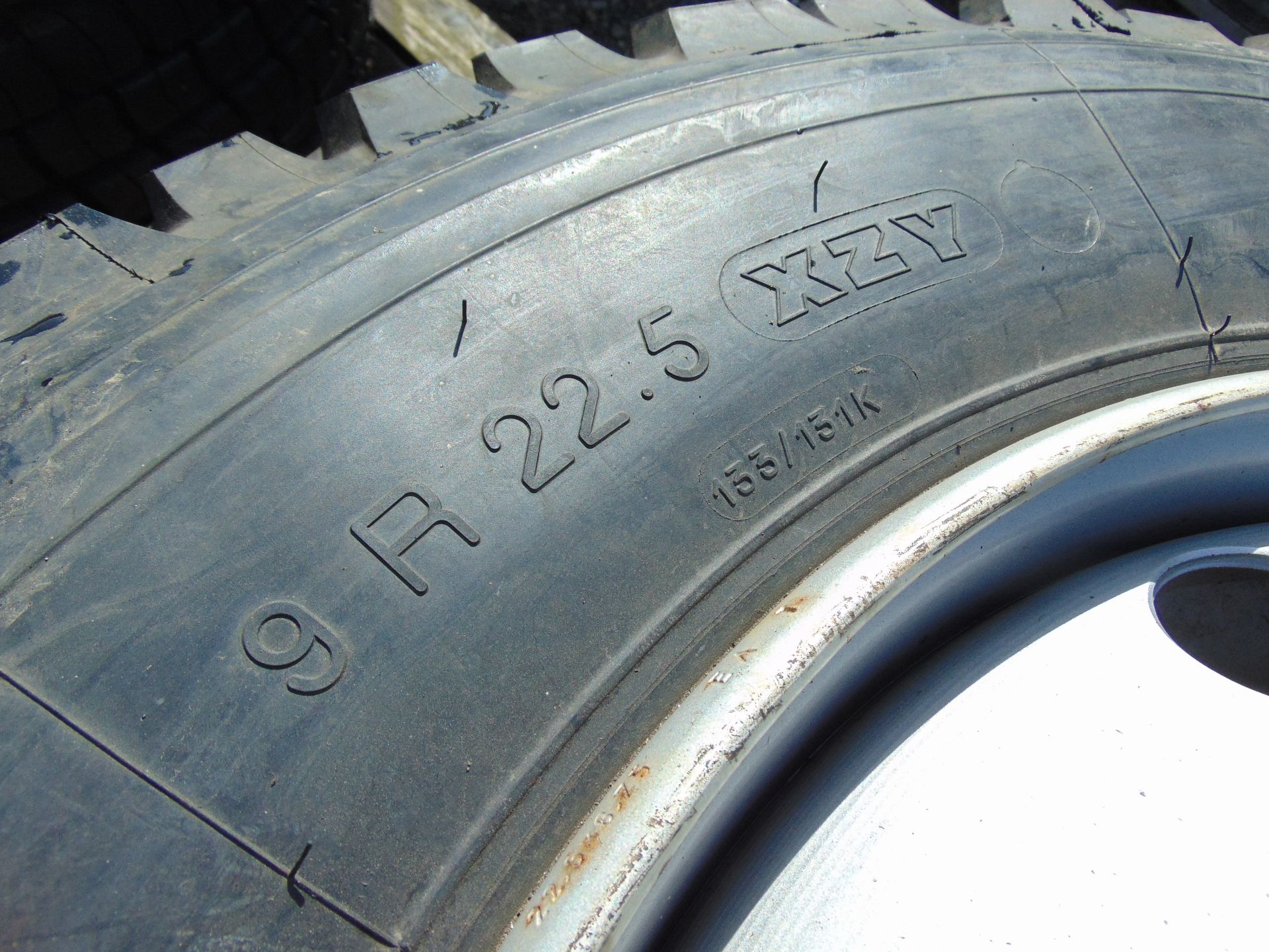 2 x Michelin 9R 22.5 XZY Tyres with 8 Stud Rims - Image 6 of 6