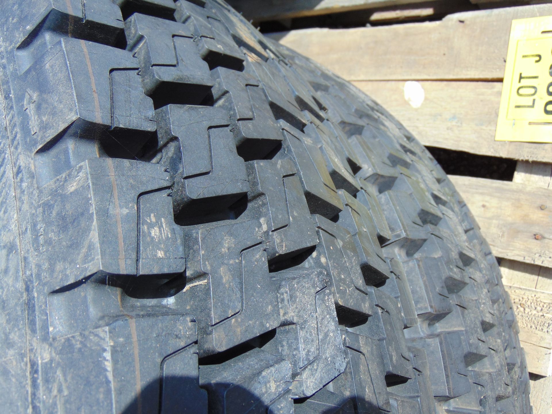 2 x Michelin XDE 2 295/80 R22.5 Tyres with 1 on a 10 Stud Rim - Image 3 of 6