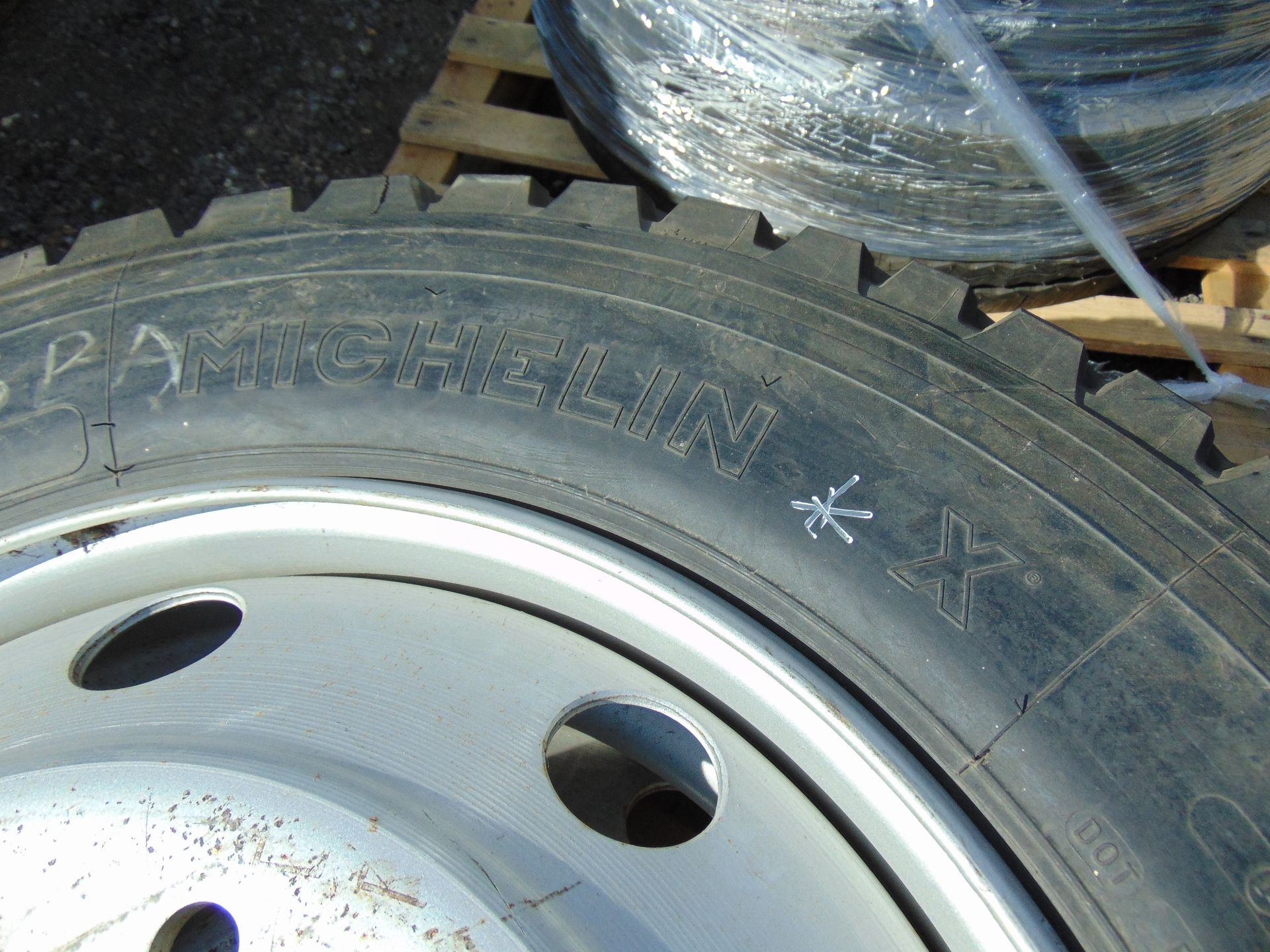 2 x Michelin 9R 22.5 XZY Tyres with 8 Stud Rims - Image 5 of 6