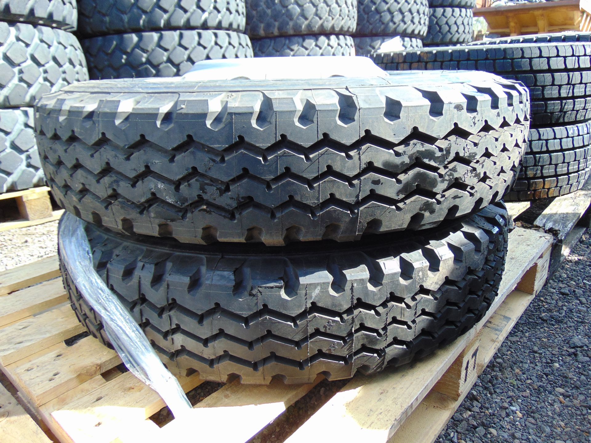 2 x Michelin 9R 22.5 XZY Tyres with 8 Stud Rims - Image 3 of 6