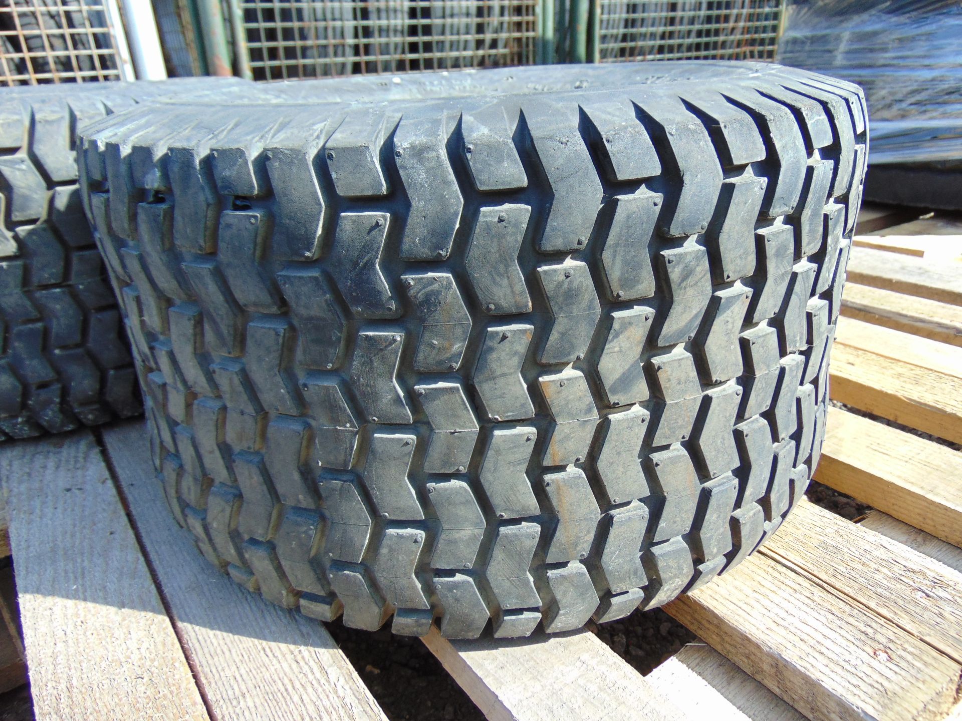 2 x Carlisle Turf-Saver 18x9.50-8 Tyres - Image 5 of 7