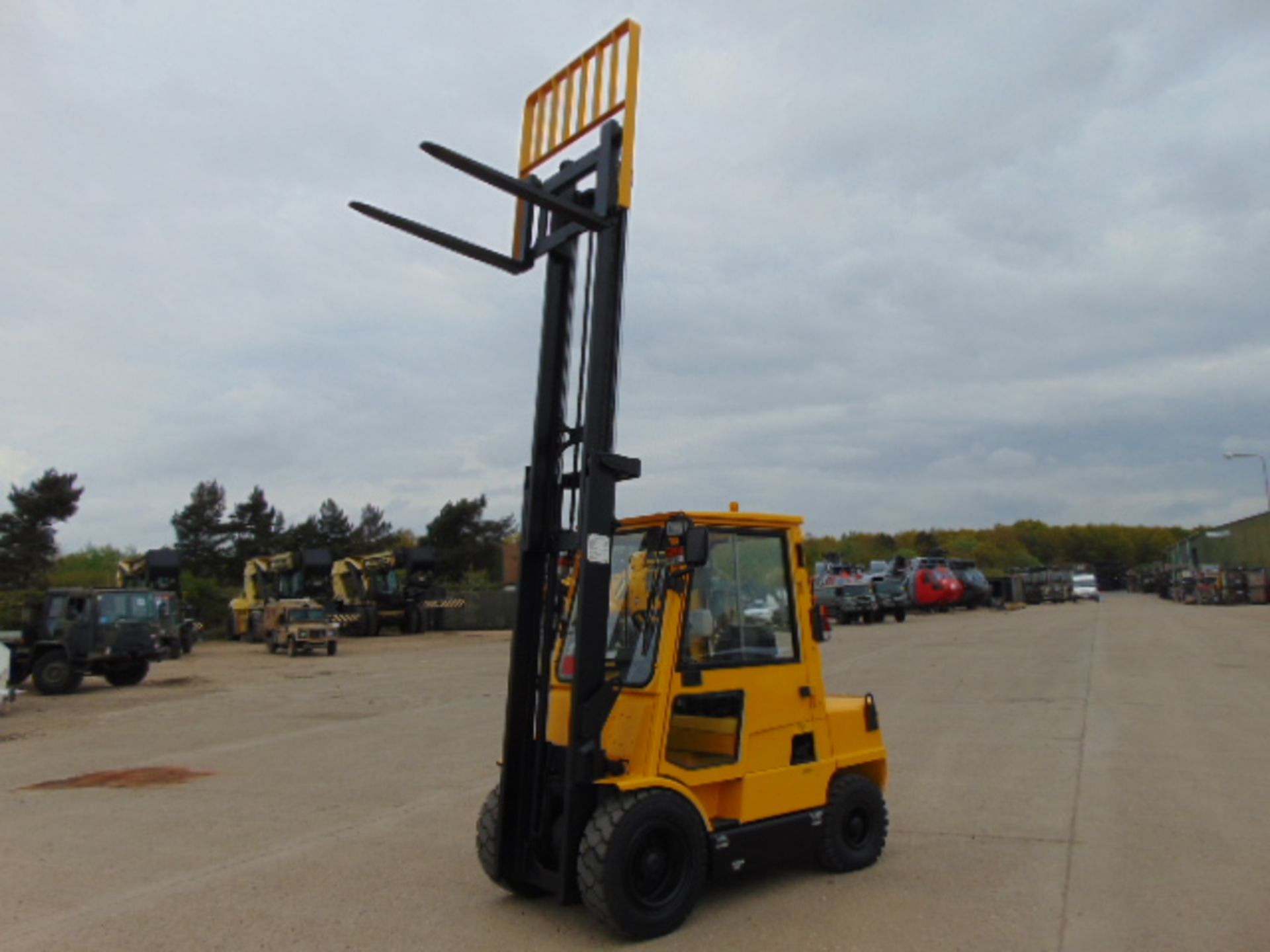 Hyster 3.00 XM Counter Balance Diesel Forklift ONLY 818 HOURS! - Image 2 of 21