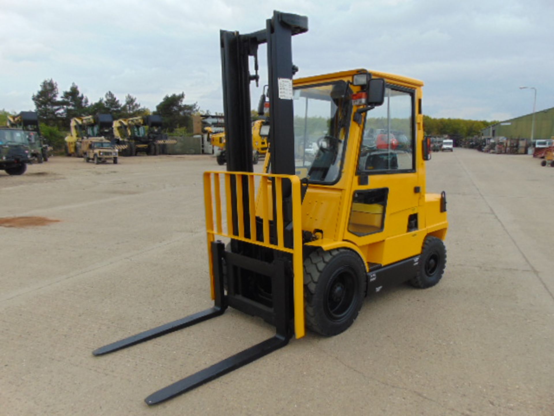 Hyster 3.00 XM Counter Balance Diesel Forklift ONLY 818 HOURS! - Image 3 of 21