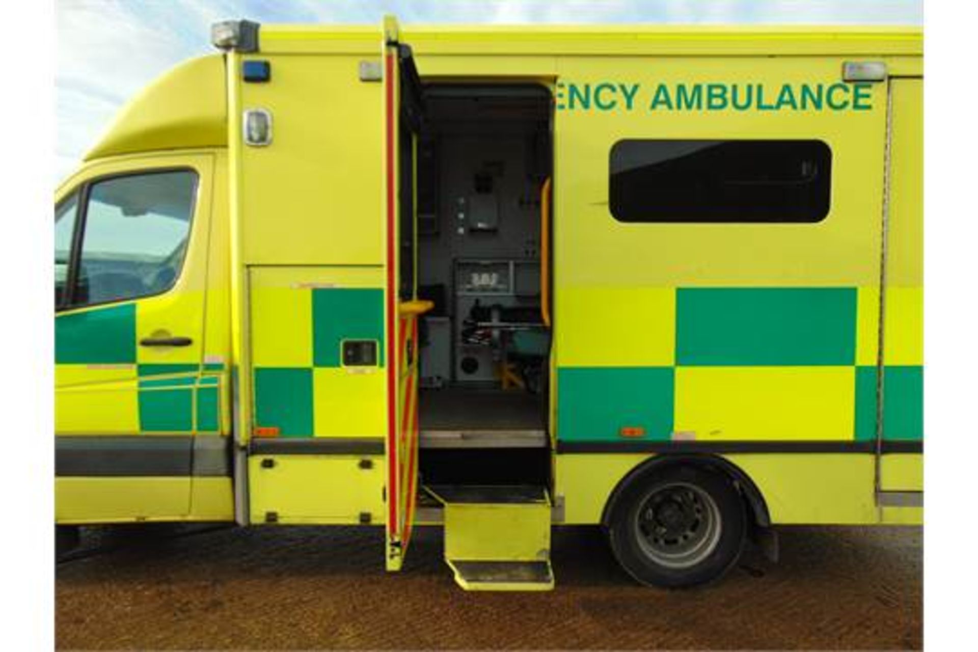 Mercedes Sprinter 515 CDI Turbo diesel ambulance - Image 13 of 21