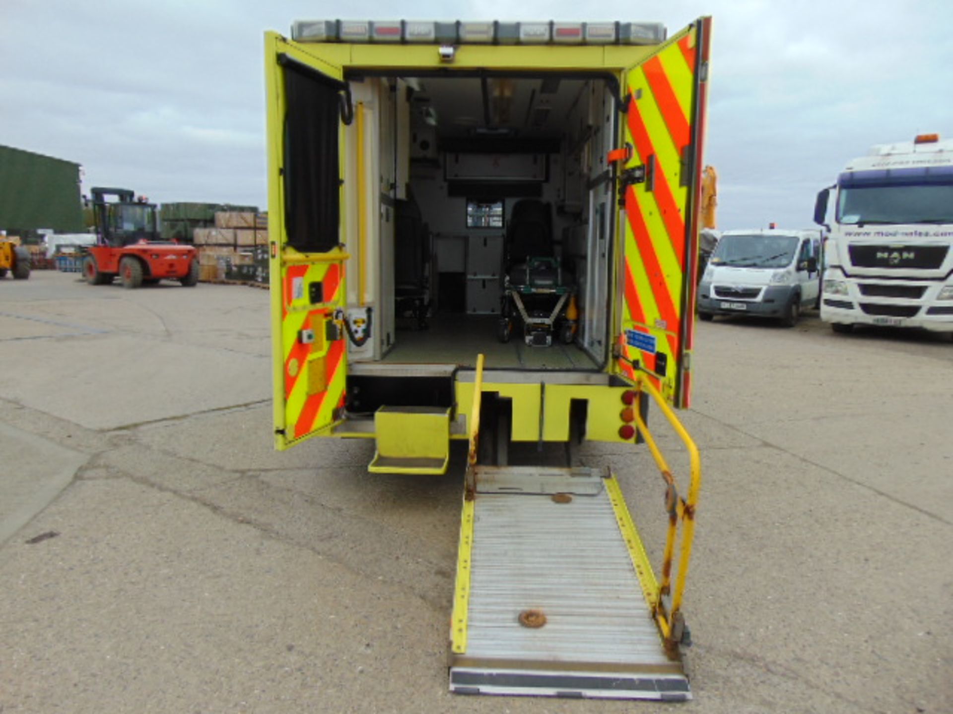 Mercedes Sprinter 515 CDI Turbo diesel ambulance - Image 13 of 23