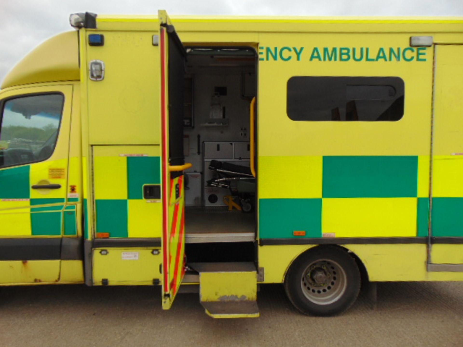 Mercedes Sprinter 515 CDI Turbo diesel ambulance - Image 14 of 21