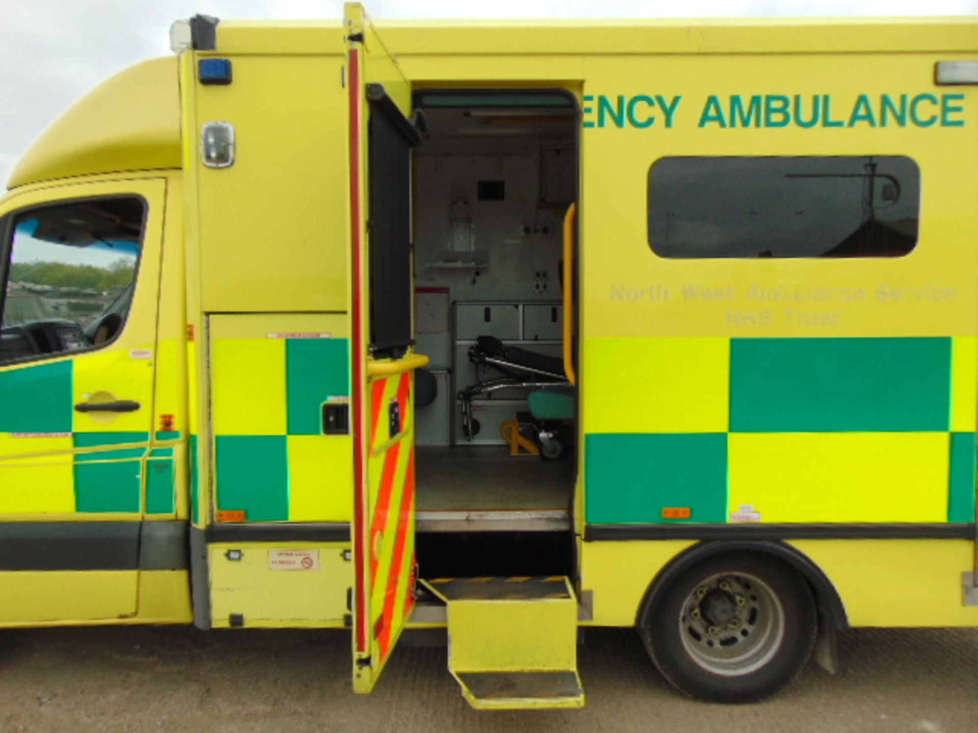 Mercedes Sprinter 515 CDI Turbo diesel ambulance - Image 13 of 18