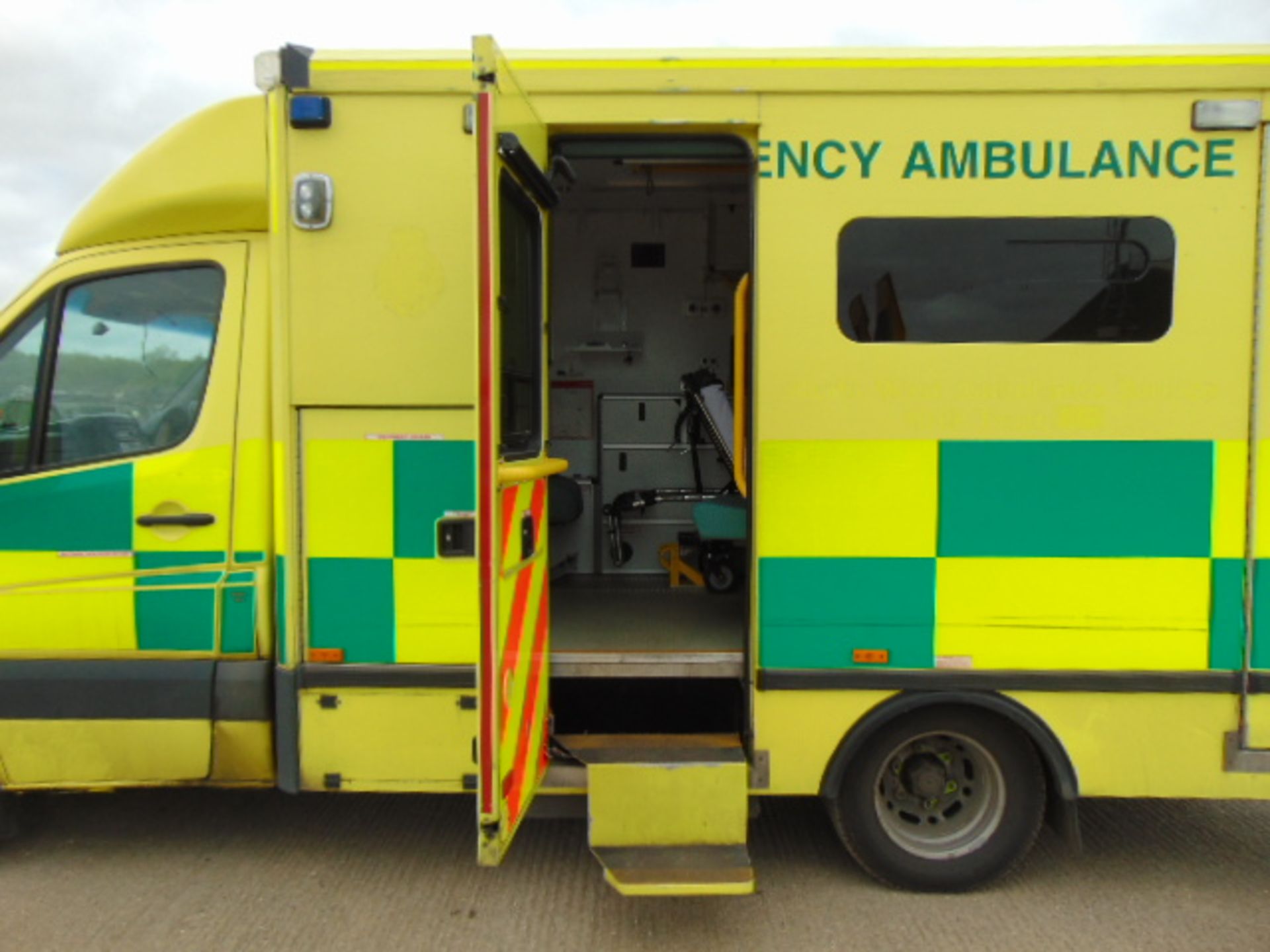 Mercedes Sprinter 515 CDI Turbo diesel ambulance - Image 13 of 20