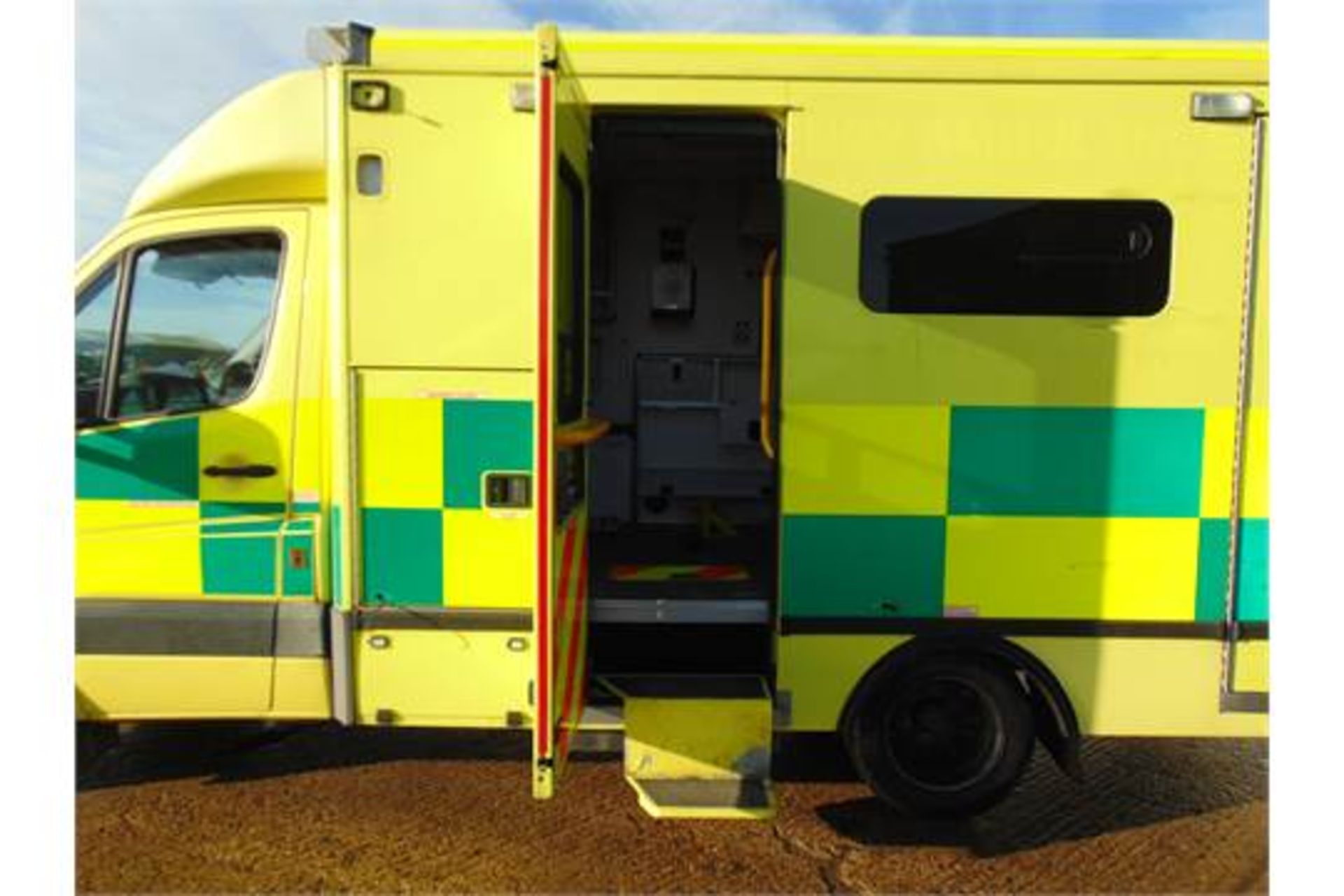 Mercedes Sprinter 515 CDI Turbo diesel ambulance - Image 13 of 22