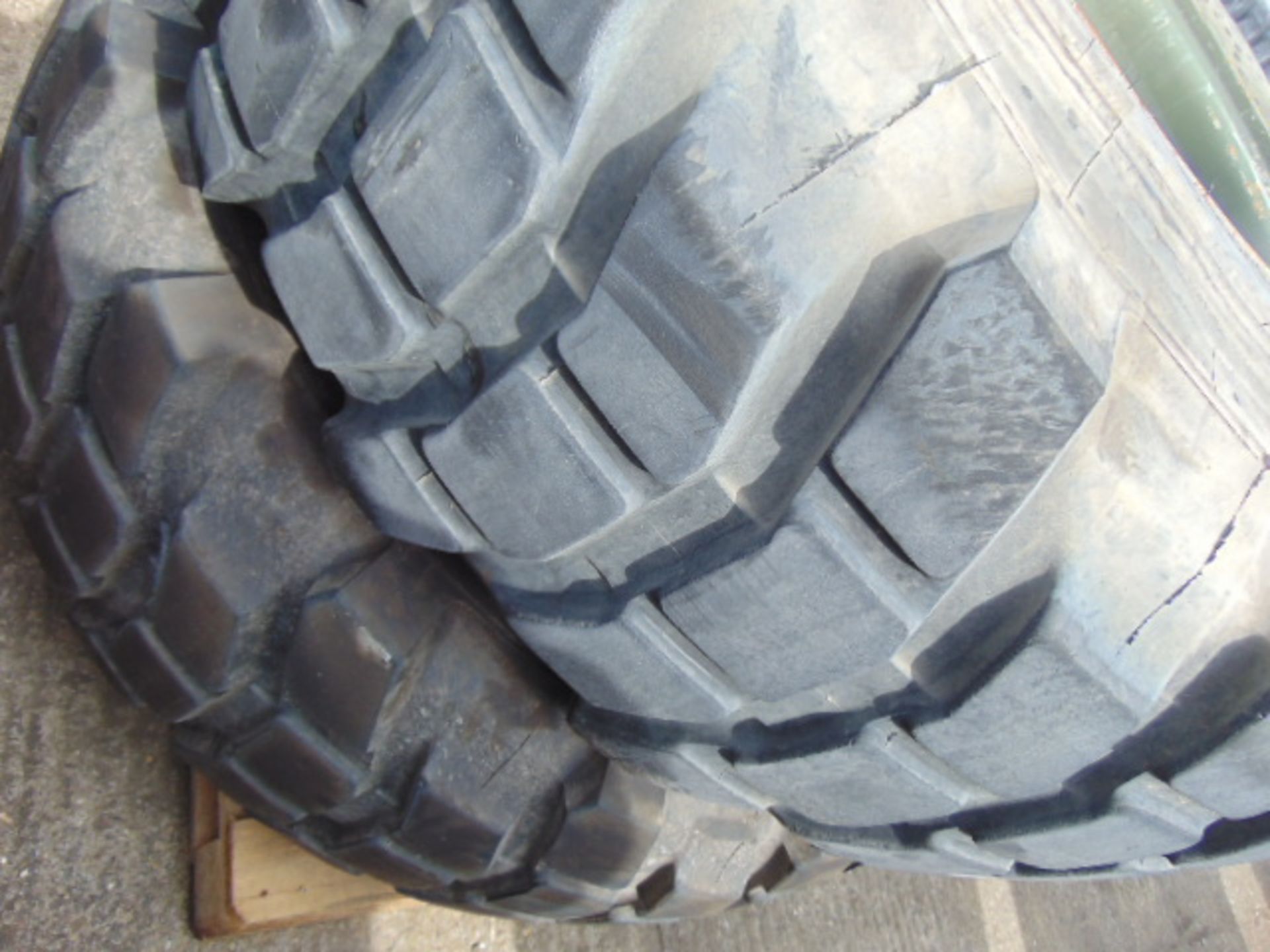 2 x Michelin 20.5 R25 XL Tyres on 10 stud Rims - Image 3 of 6