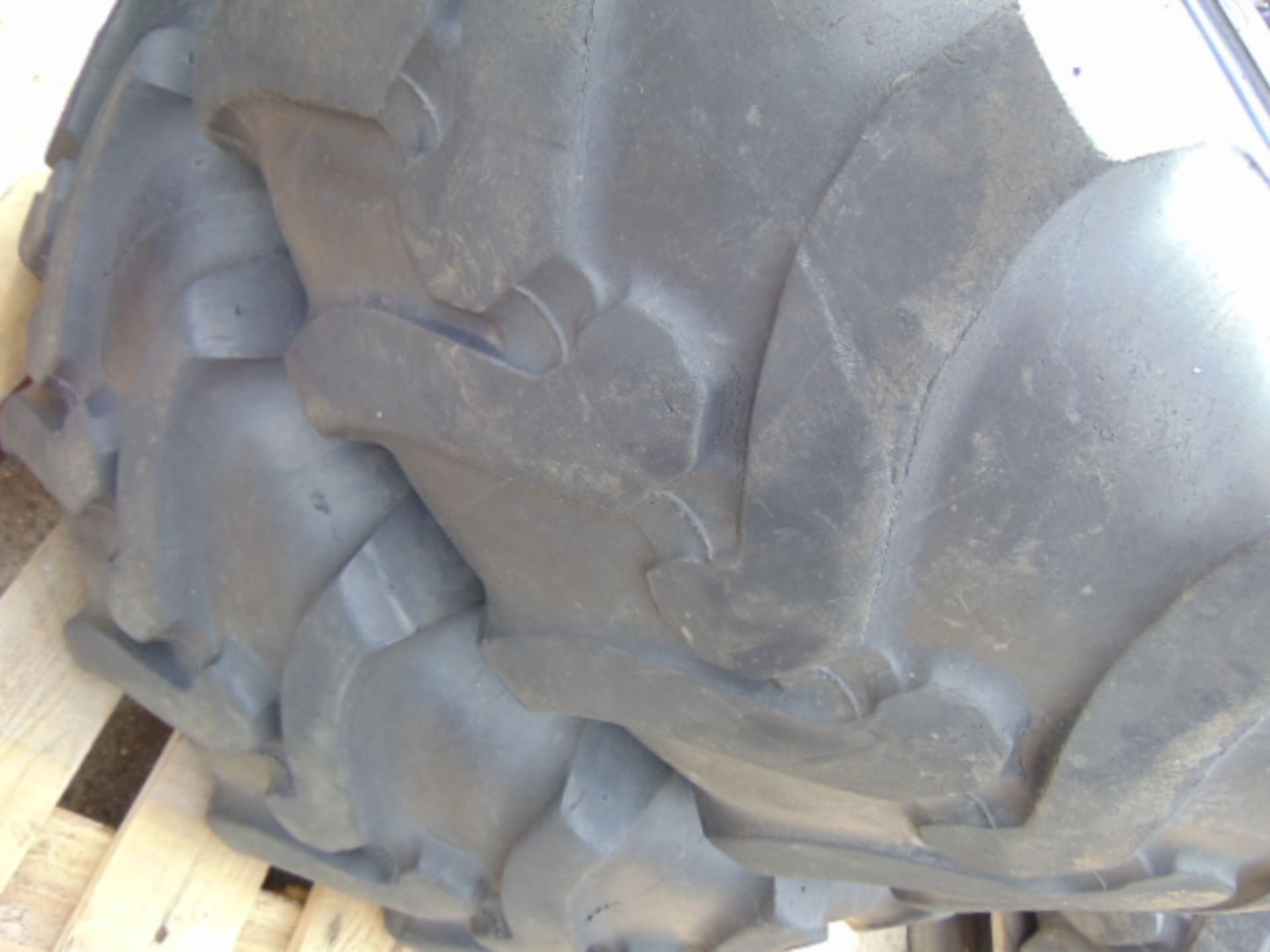 2 x Michelin XM37 12.5 R18 Tyres - Image 3 of 6