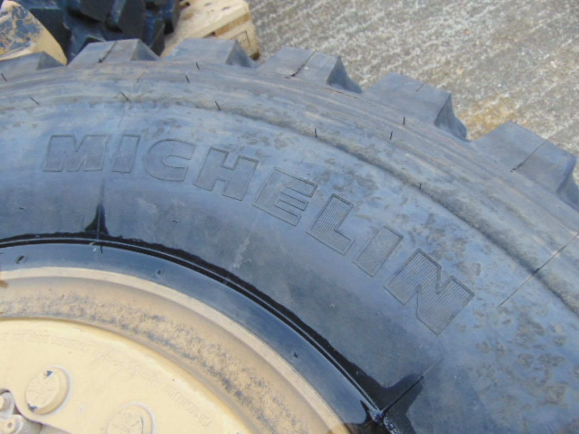 1 x Michelin 395/85 R20 XZL Tyre on 10 Stud Rim - Image 5 of 6