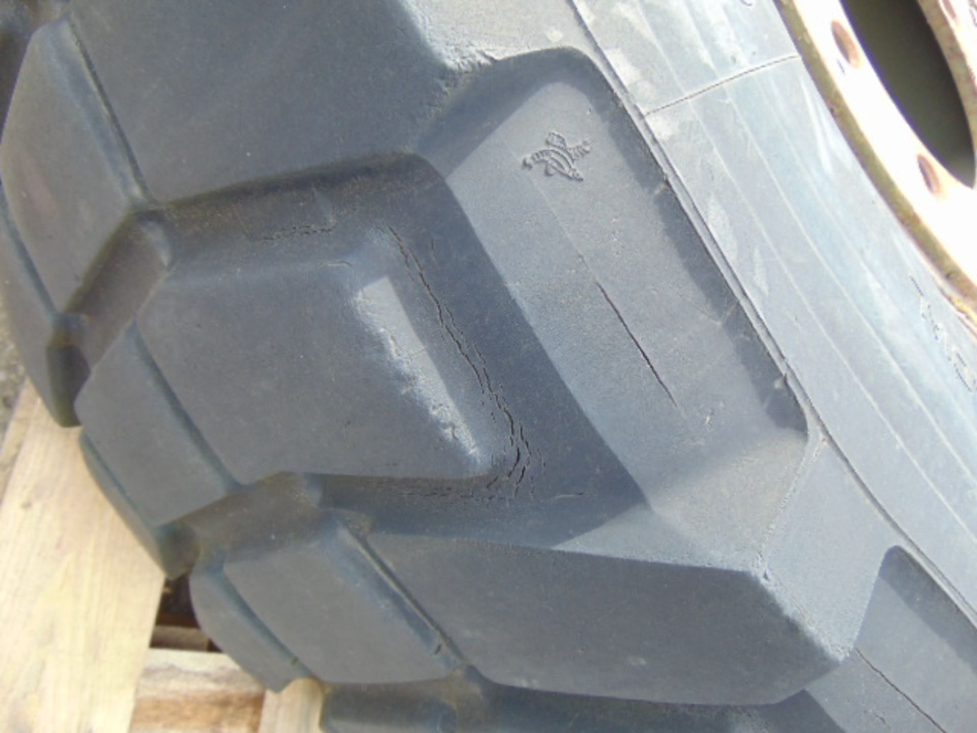 1 x Michelin G-20 Pilote XL 15.5/80 R20 Tyre on 10 stud Rim - Image 3 of 6