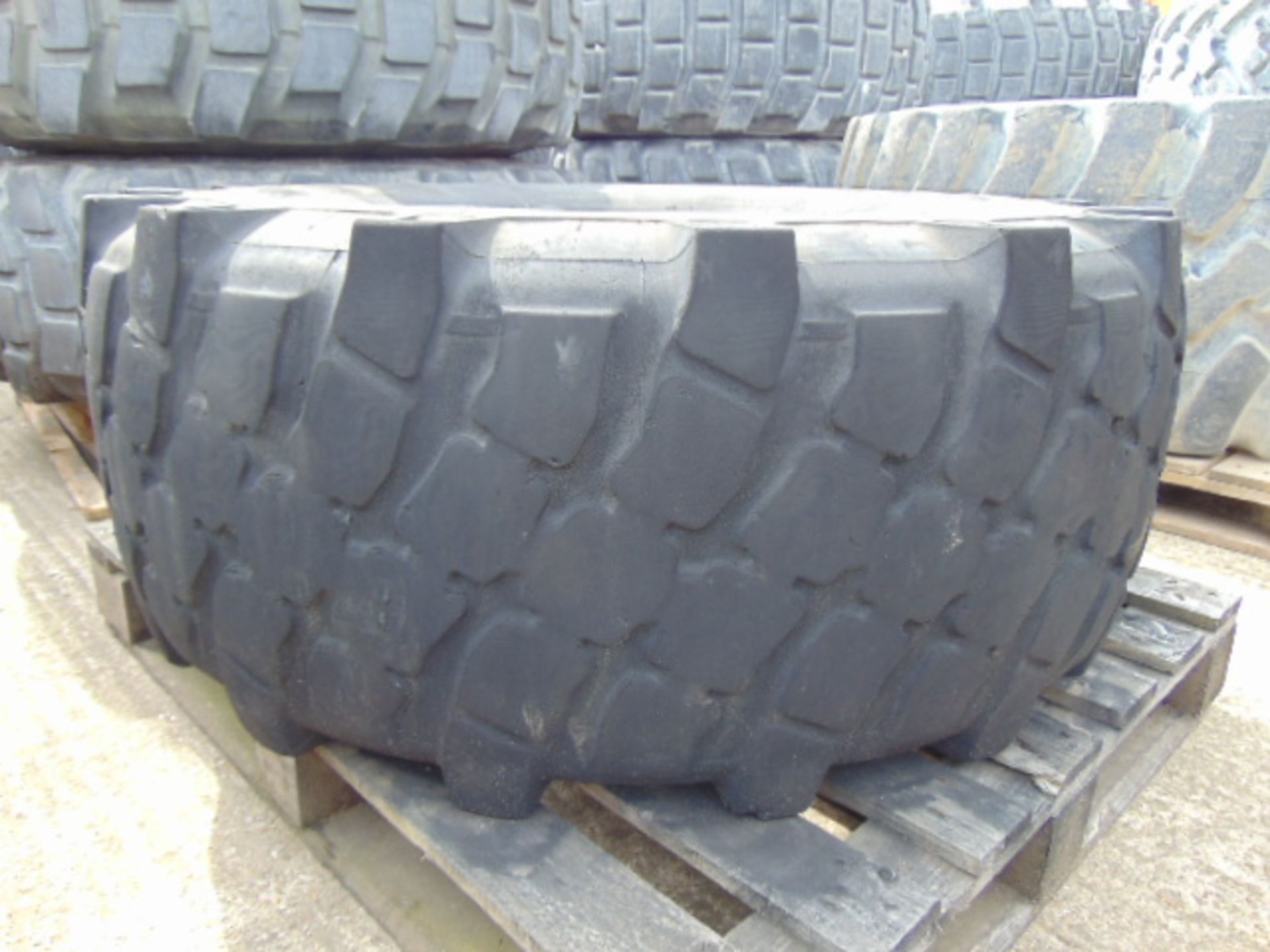 1 x Michelin 475/80 R20 XML Tyre - Image 2 of 5
