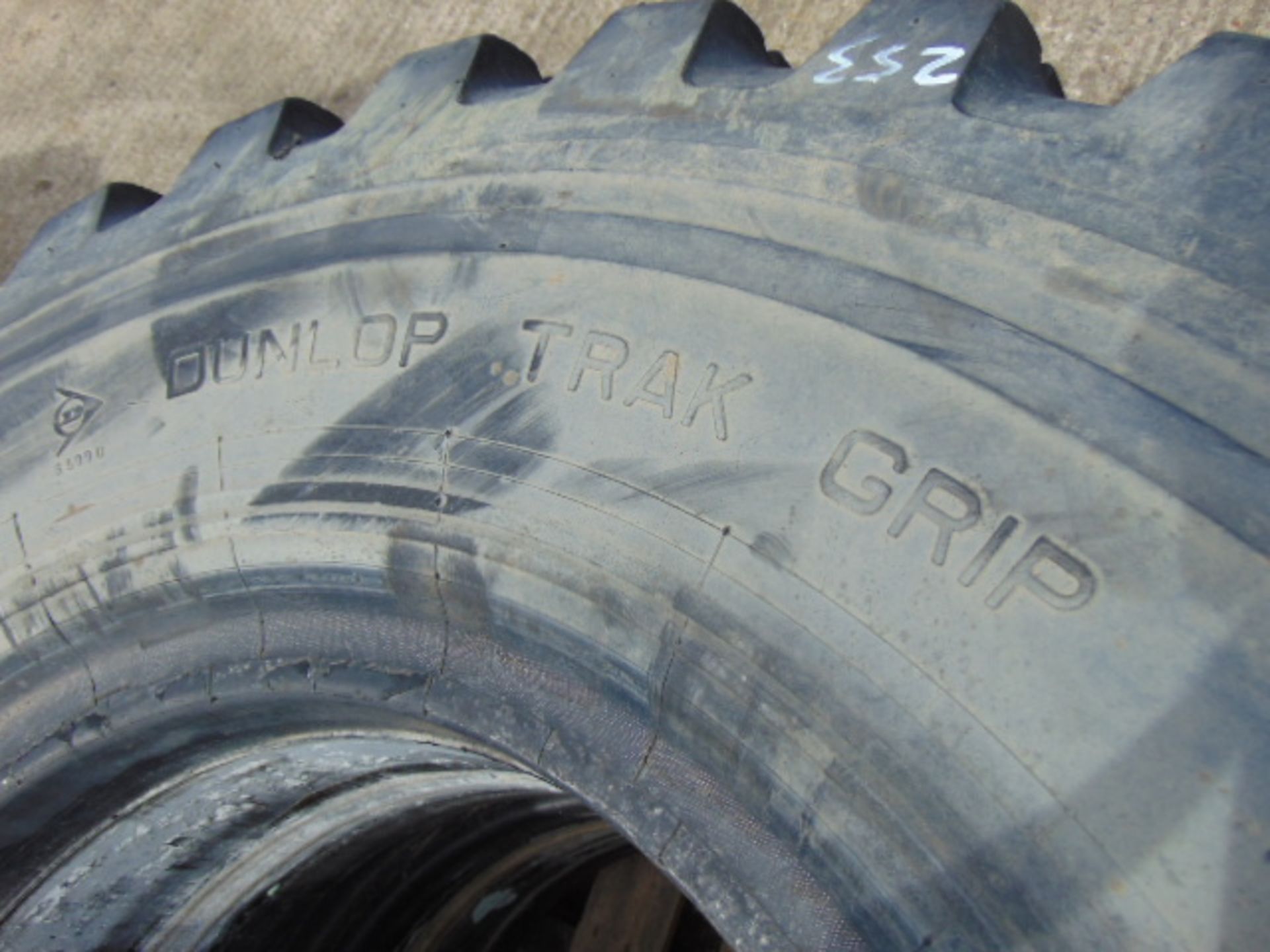 2 x Dunlop Trak Grip 14.00-20 Tyres - Image 4 of 5