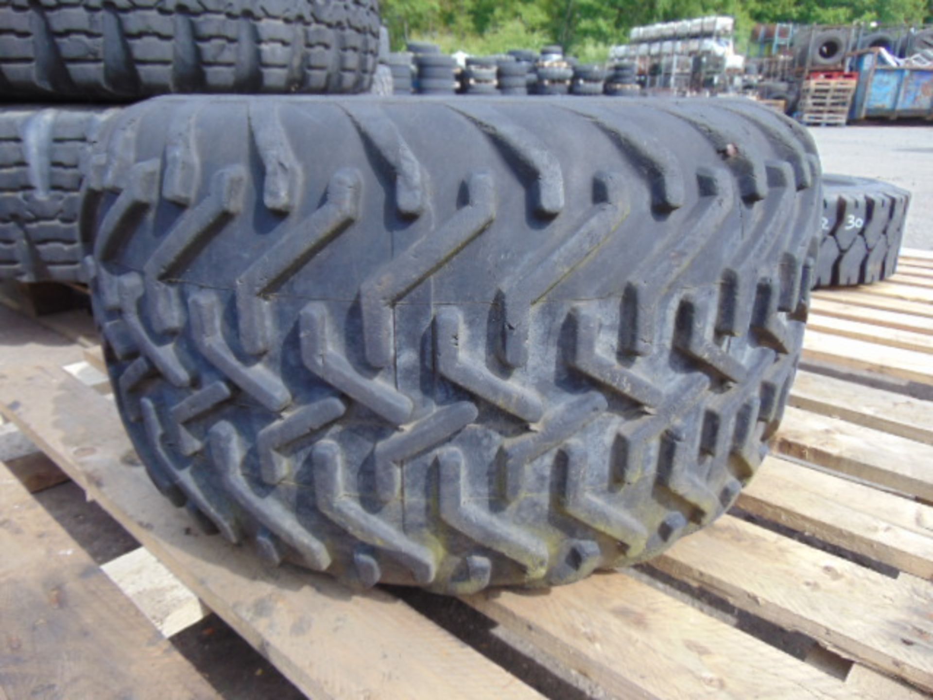 1 x Simex Tredlite 31X15.50-15 Tyre on a 5 stud Rim - Image 2 of 6
