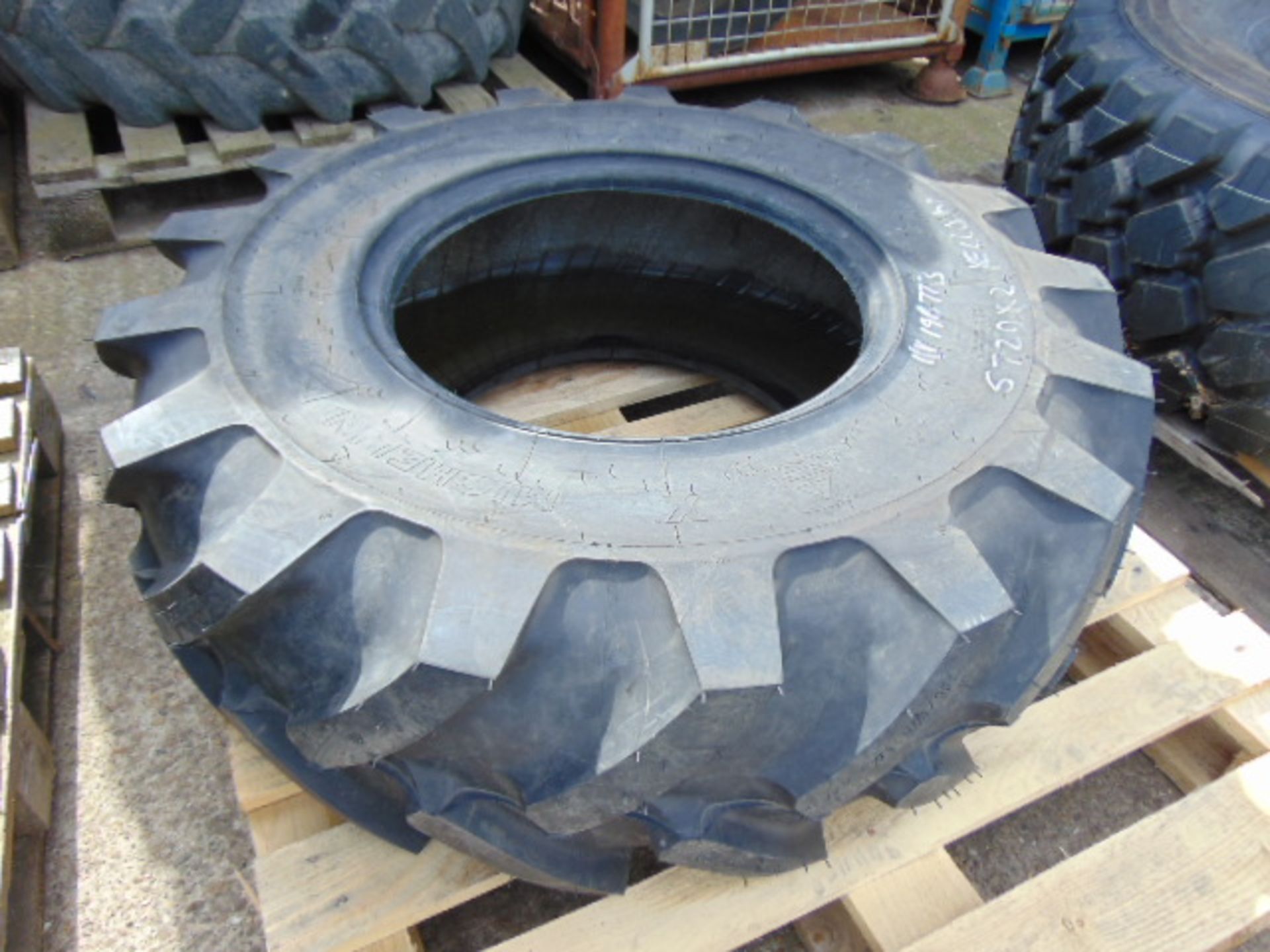 1 x Michelin 335/80 R18 Tyre