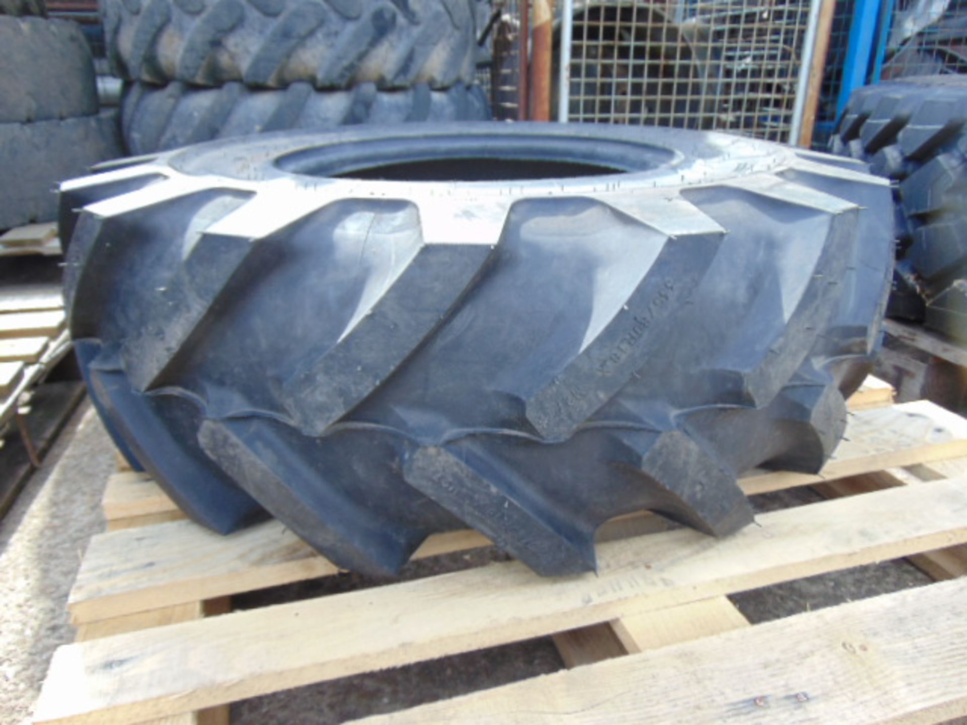 1 x Michelin 335/80 R18 Tyre - Image 2 of 5