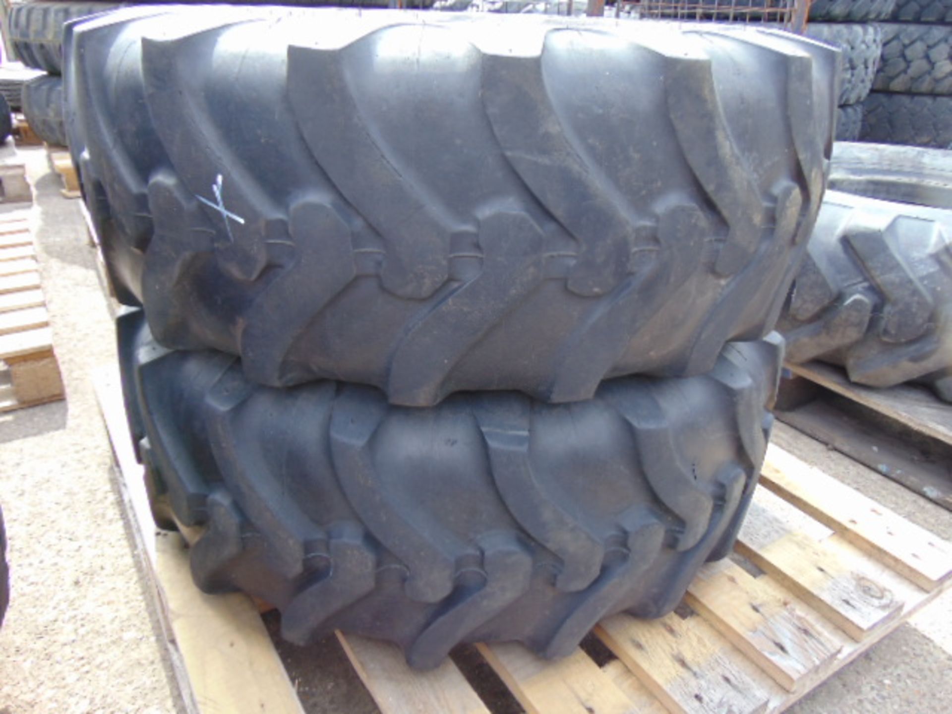 2 x Michelin XM37 12.5 R18 Tyres - Image 2 of 6