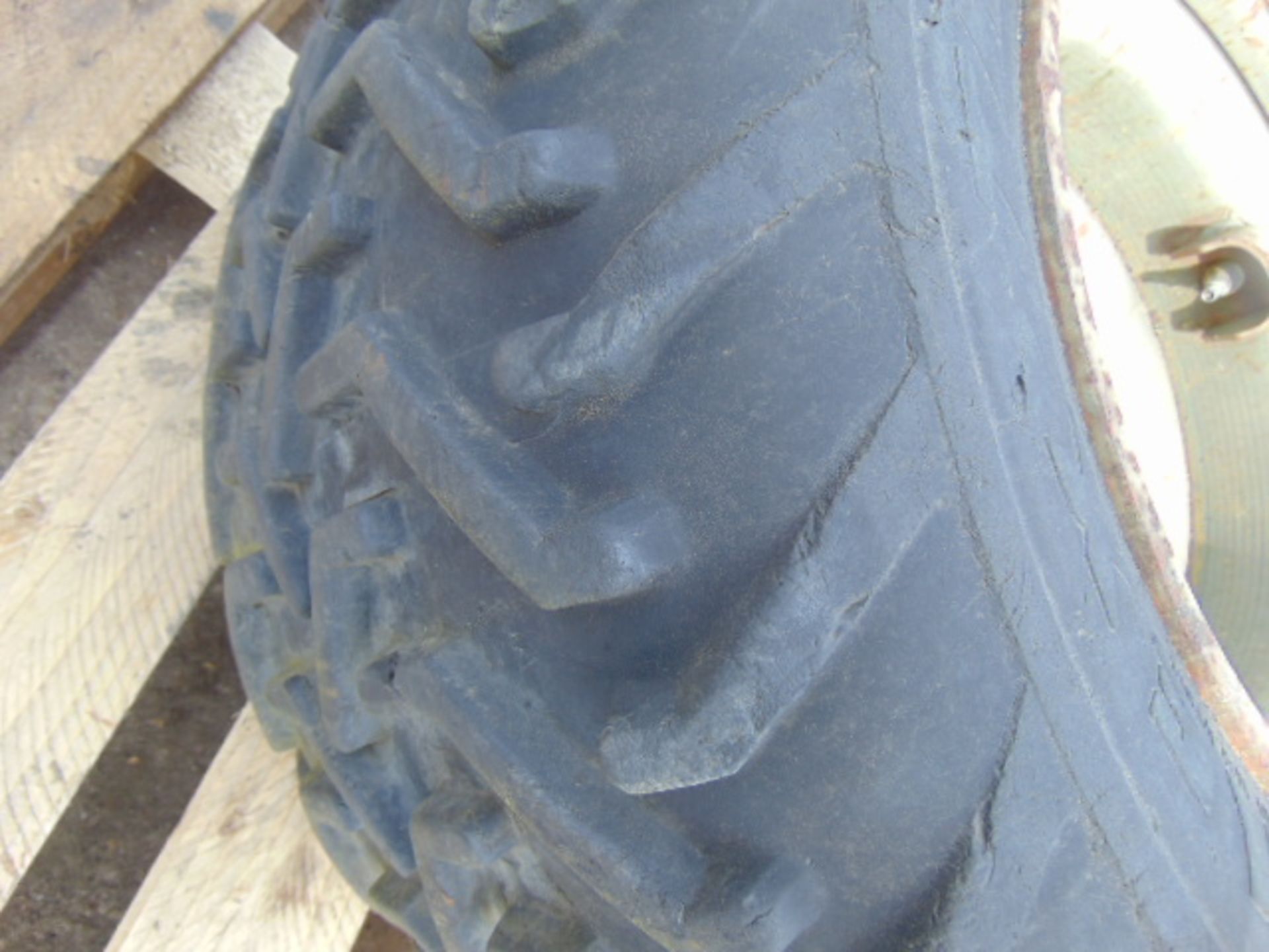 1 x Simex Tredlite 31X15.50-15 Tyre on a 5 stud Rim - Image 3 of 6