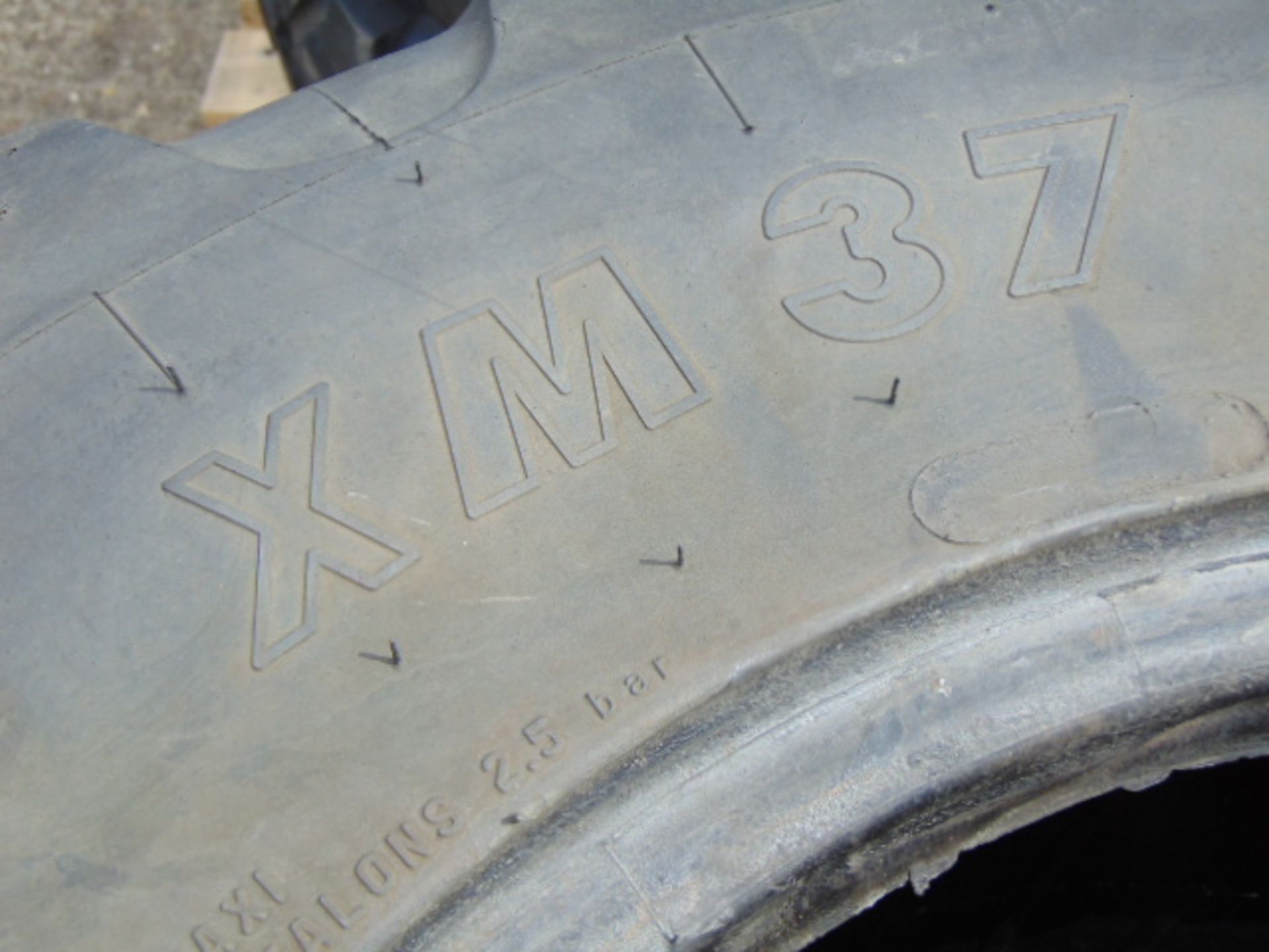 2 x Michelin XM37 12.5 R18 Tyres - Image 5 of 6
