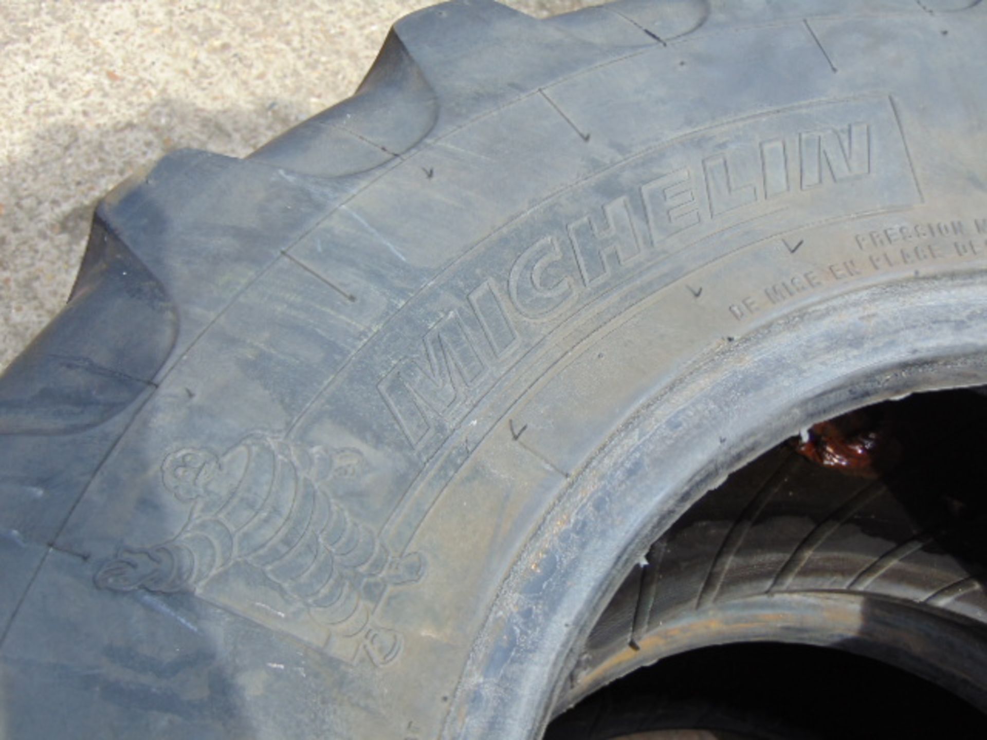 2 x Michelin XM37 12.5 R18 Tyres - Image 4 of 6