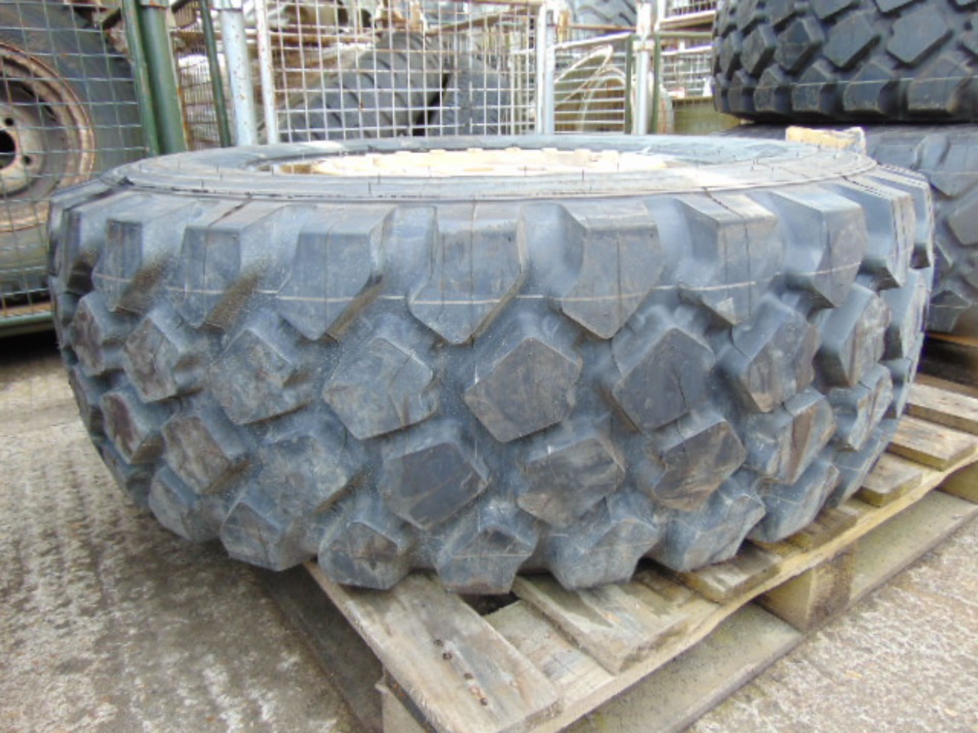 1 x Michelin 395/85 R20 XZL Tyre on 10 Stud Rim - Image 2 of 6