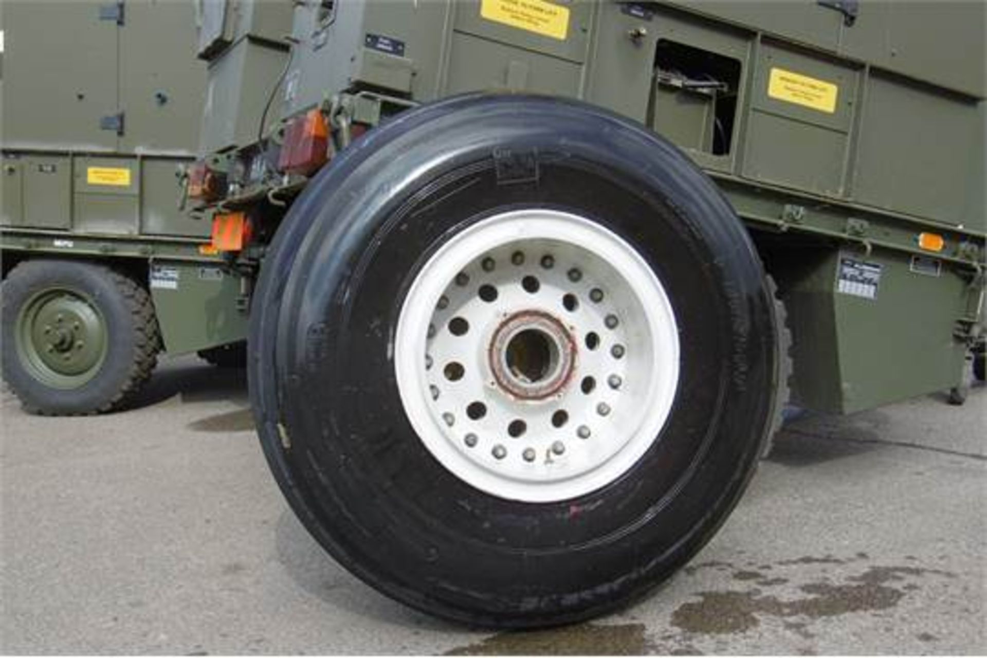 VC10 Aircraft Tyre and Rim - Image 2 of 7