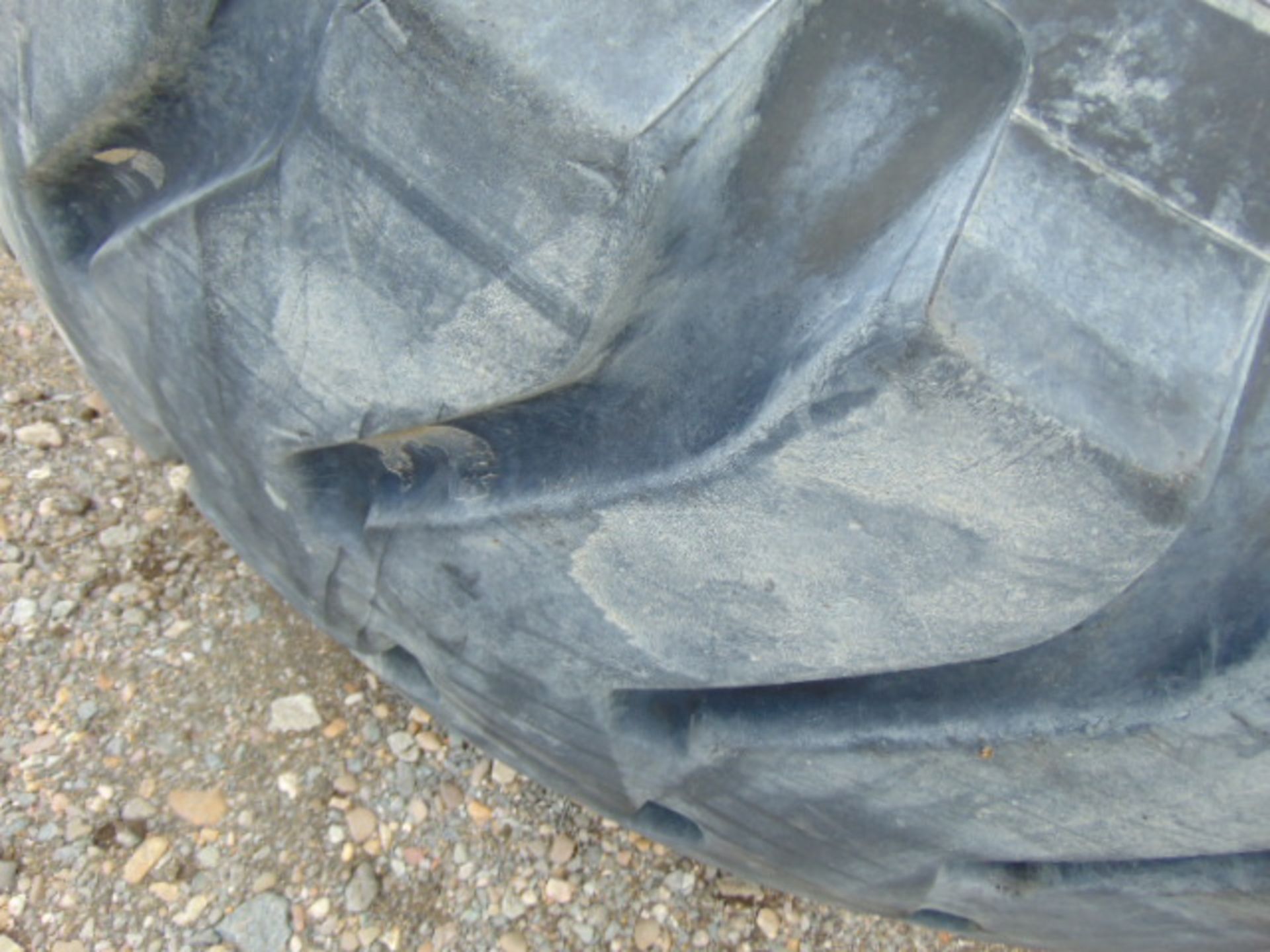 1 x Bridgestone V-Steel-R-Lug 29.5R35 Tyre complete with rim - Image 4 of 7