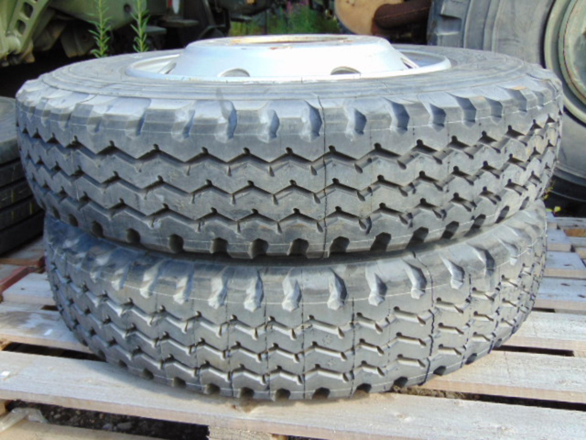 2 x Michelin 9R 22.5 XZY Tyres on 8 Stud Rims - Image 2 of 6