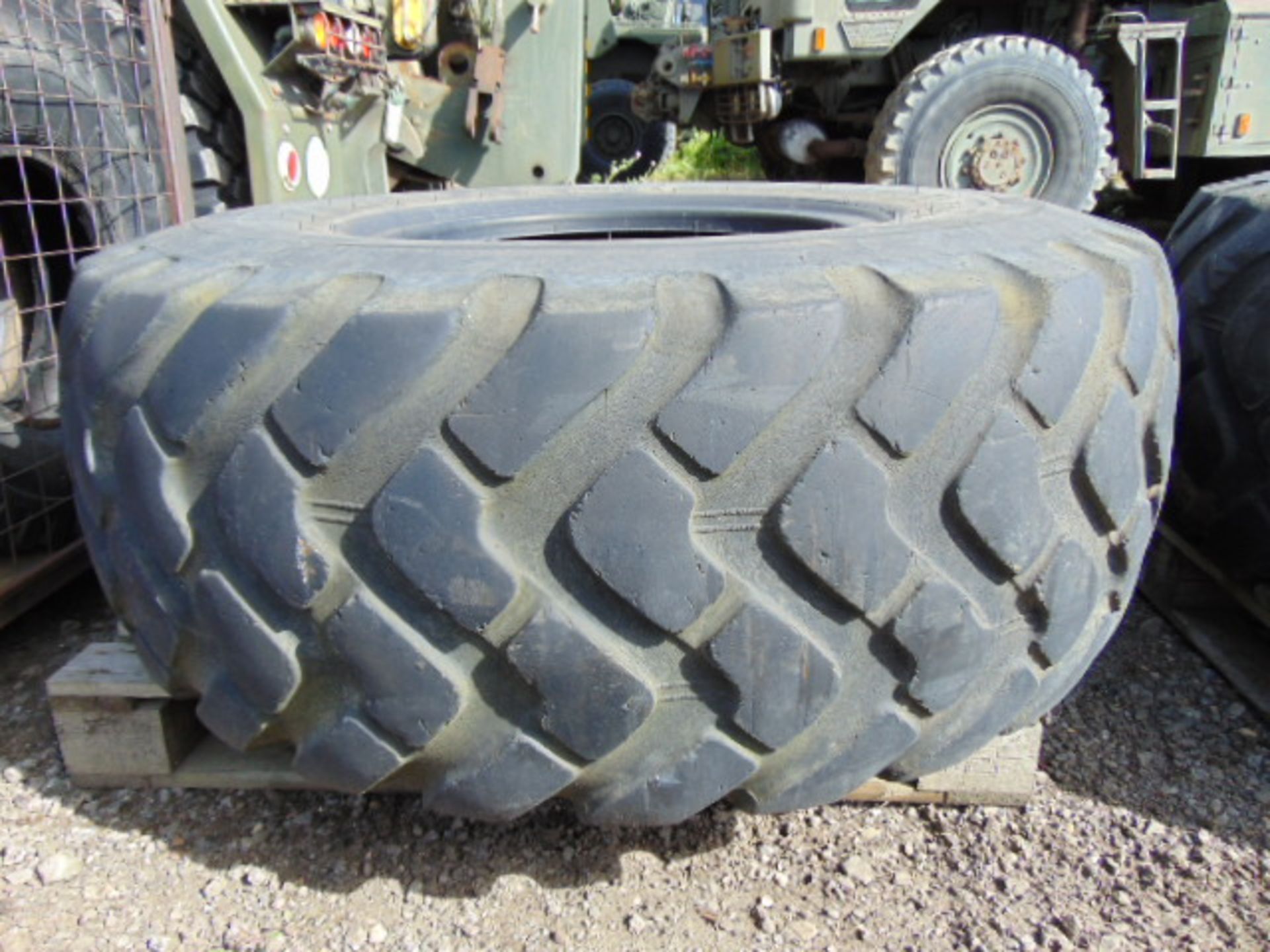 1 x Michelin 20.5 R25 XTLA Tyre - Image 2 of 6